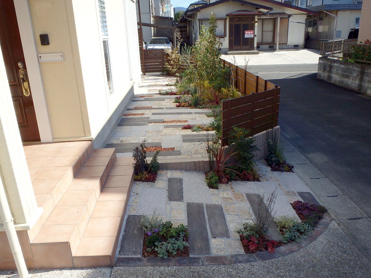 　53　かなり凝った石畳に、建物全体がオシャレに見えます。