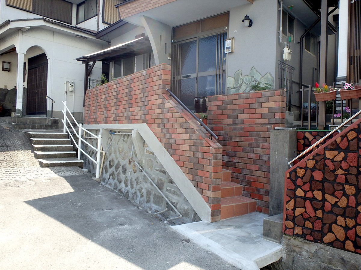 　54　レンガでスッキリ、おしゃれな玄関になりました。