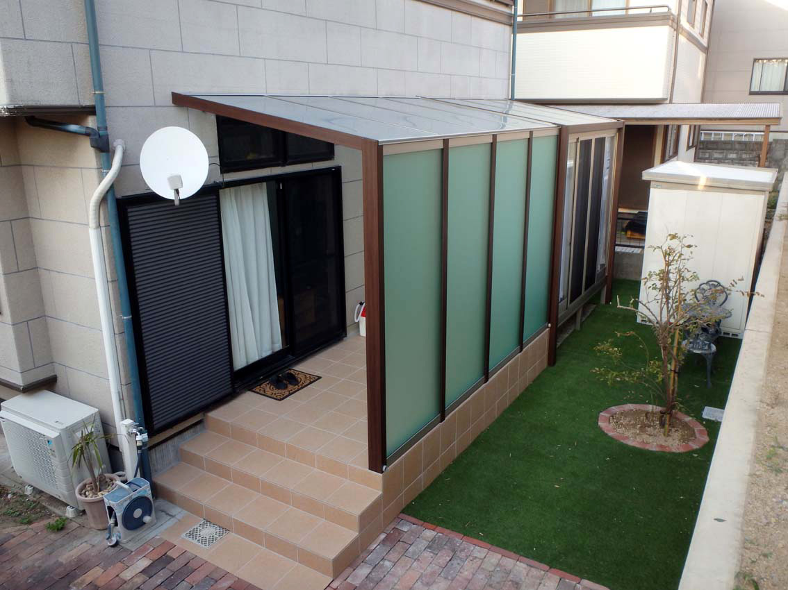 　60　テラスデッキと目隠しサイドパネル、楽しいひと時のできる空間です。