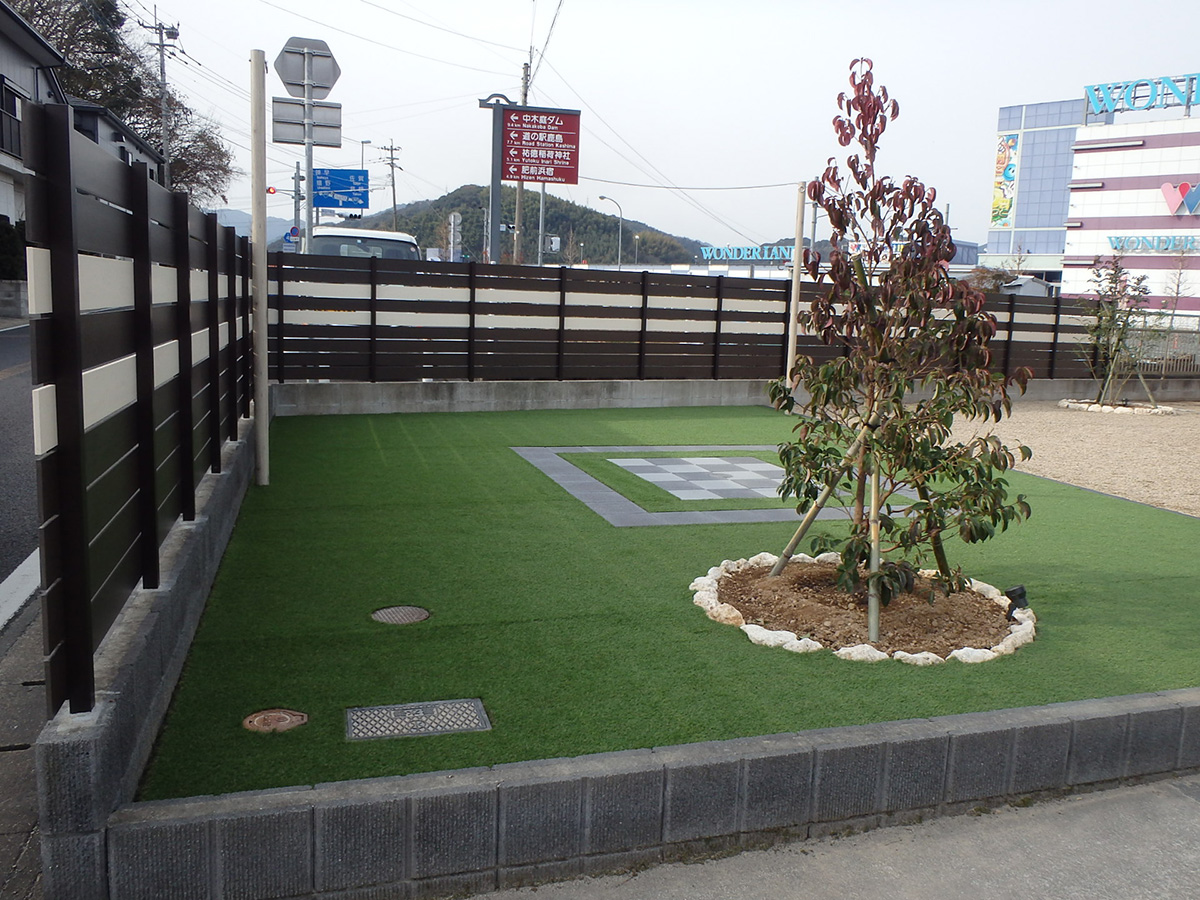 　63　こげ茶色のフェンスの中2枚をホワイトにおしゃれです。