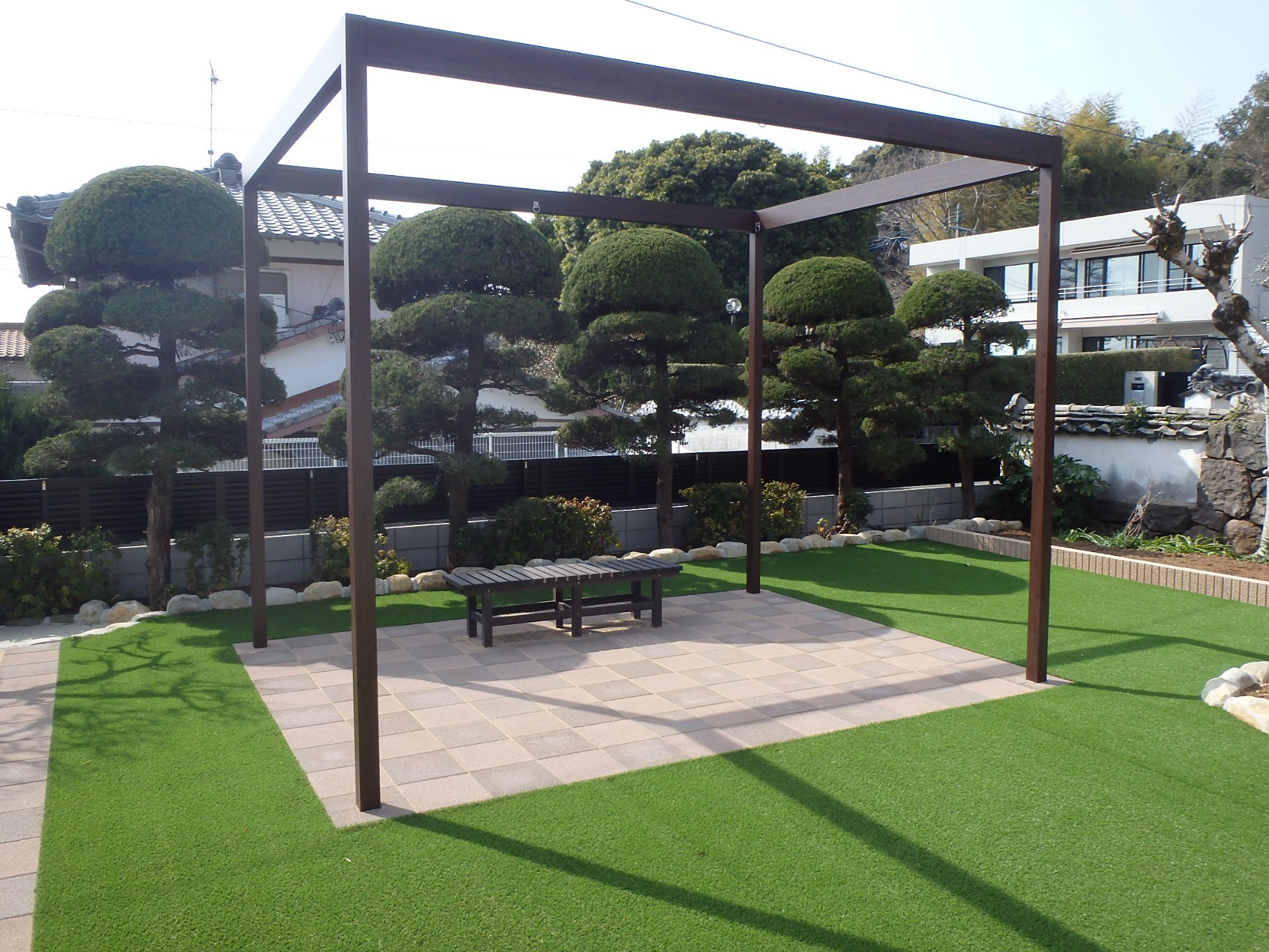 　67　やっぱり人工芝はきれいです、これで毎年来る雑草を取る重労働ともおさらばです。