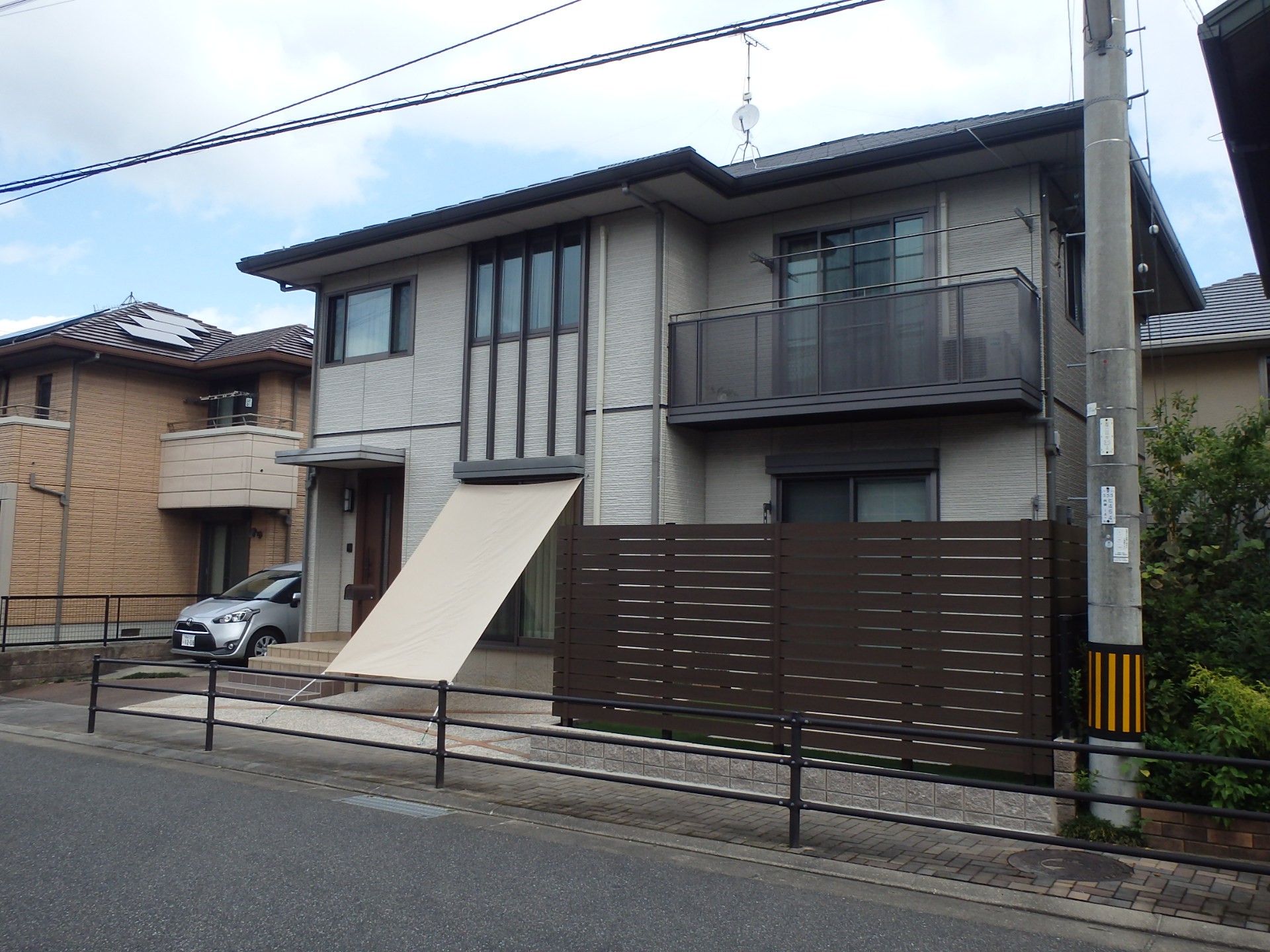 長崎市　69　建物との調和、道路からの視線をウッドフェンスと日除けシェードで遮りました。