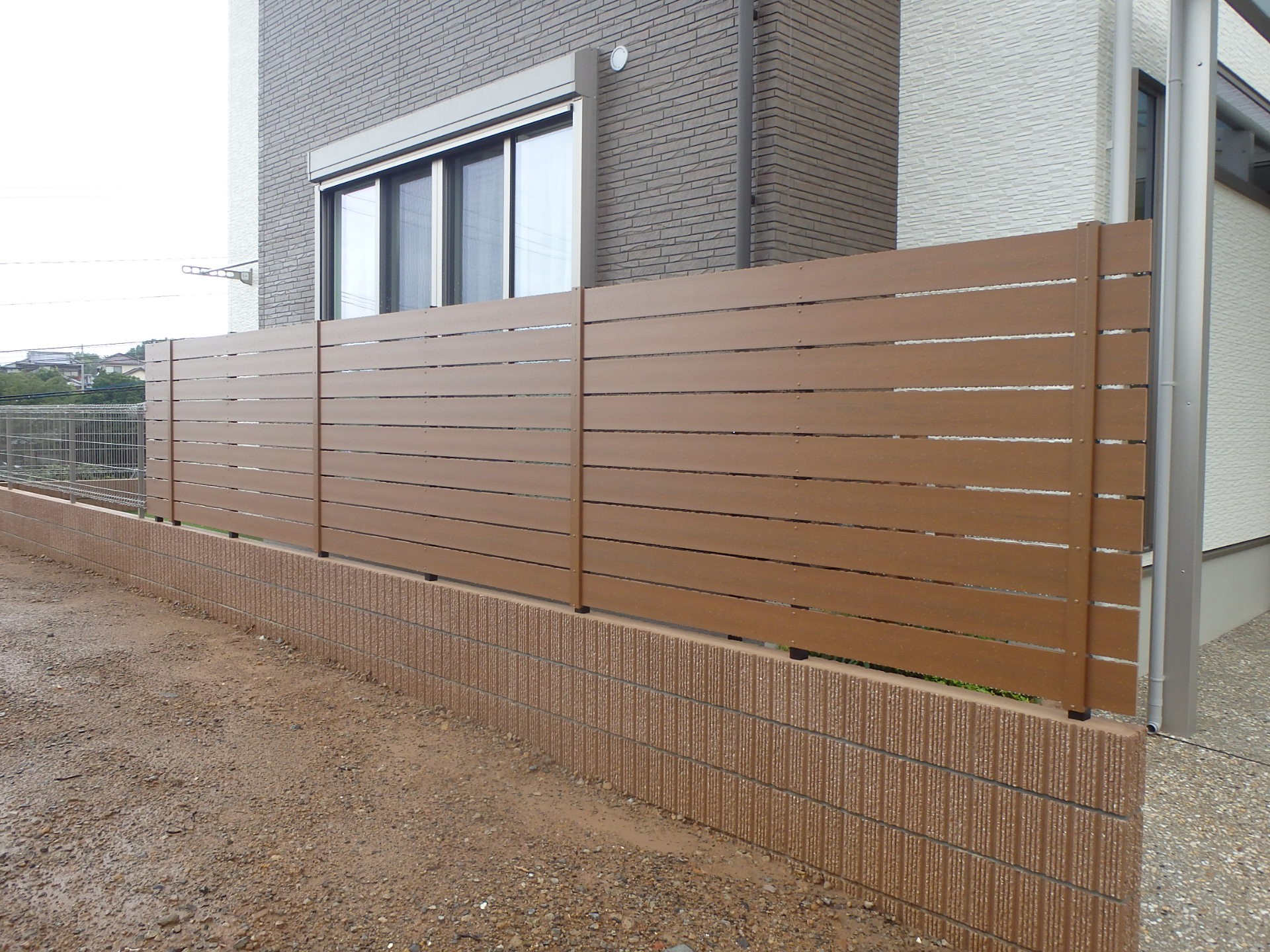 　73　ウッド調のフェンスで柔らかい雰囲気にしました。