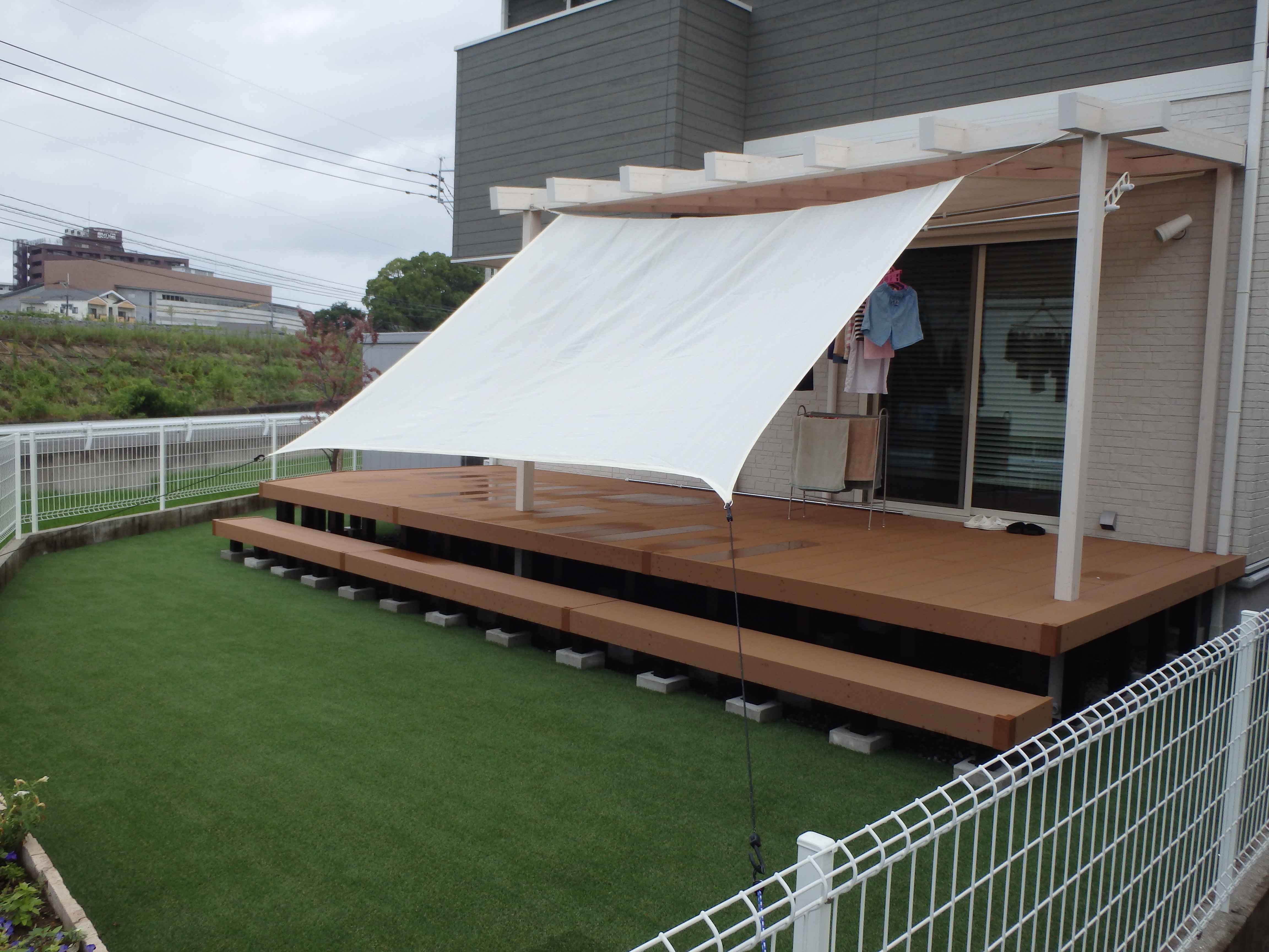 　79　強い日差しを防ぐための工夫、人工芝がとても綺麗ですね。日除けシェードで洗濯物も見えません。