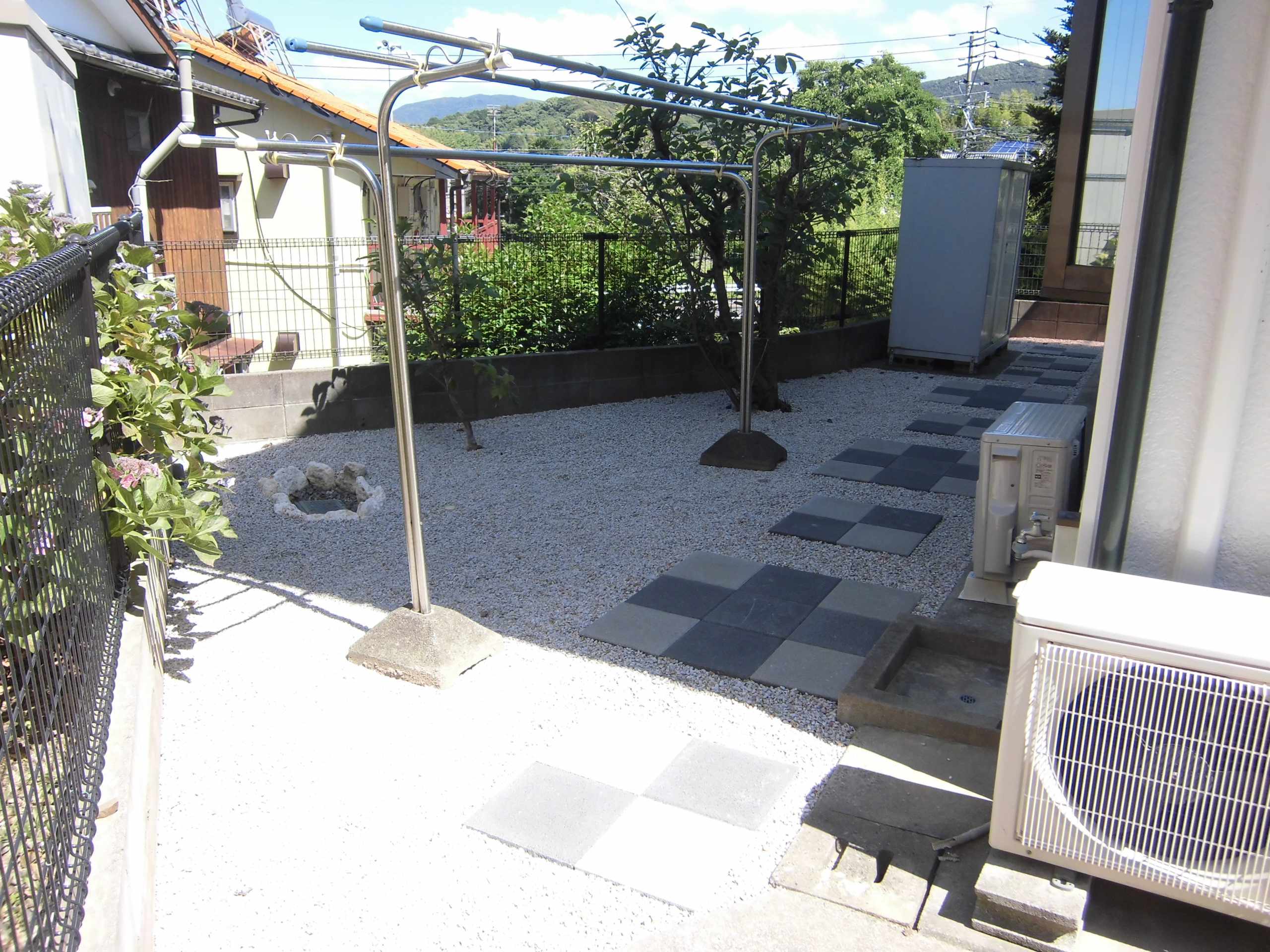 　82佐世保市　雑草対策に、五島ろう石を敷き詰めました。アクセントに30㎝角のコンクリート製敷石を布設。