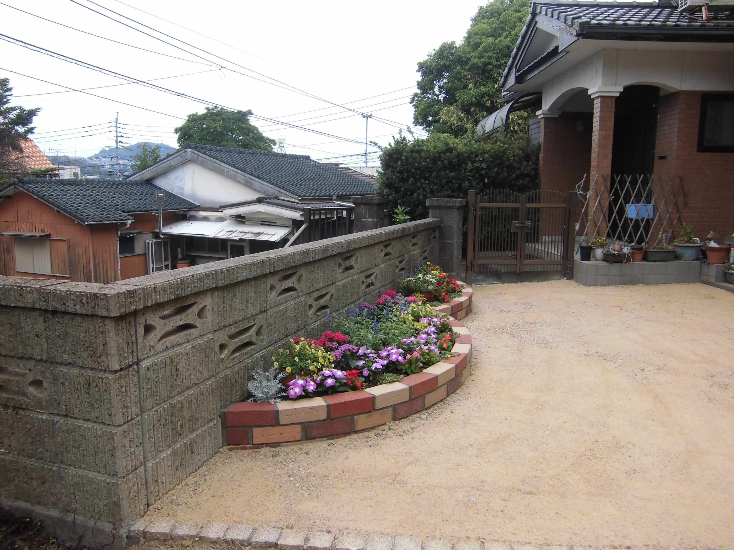 　85佐世保市　手に負えなかった雑草も無くなりスッキリ、花壇に四季の花で楽しめます。