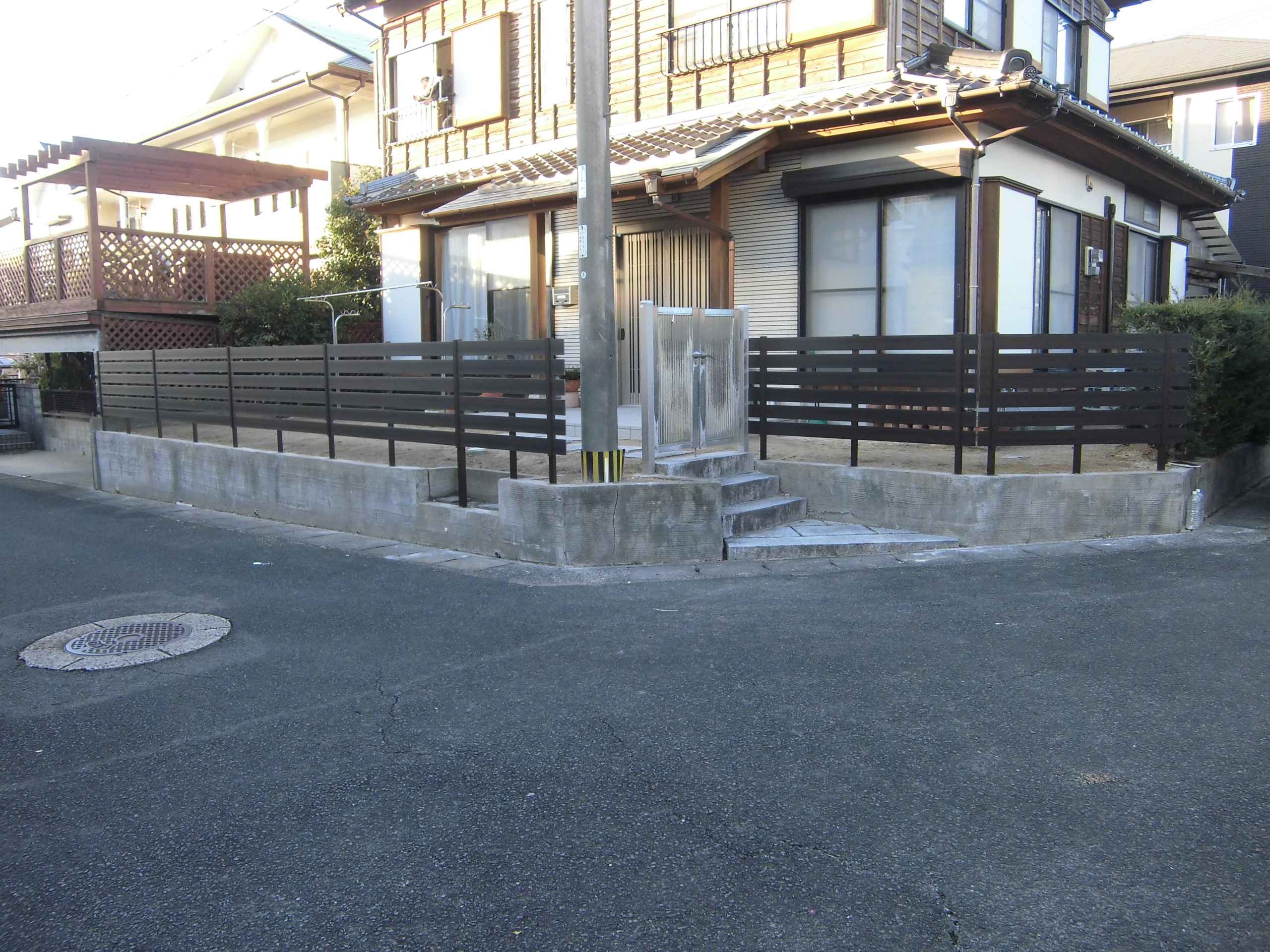 　86佐世保市 平面的にデザインされた門構えになりました。