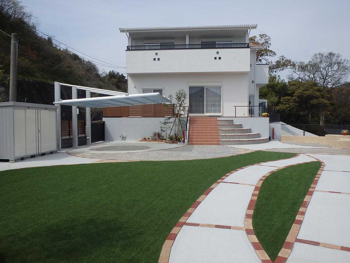 　89東長崎　素敵にデザインされたアプローチ、カーポート、建物がマッチした空間になりました。