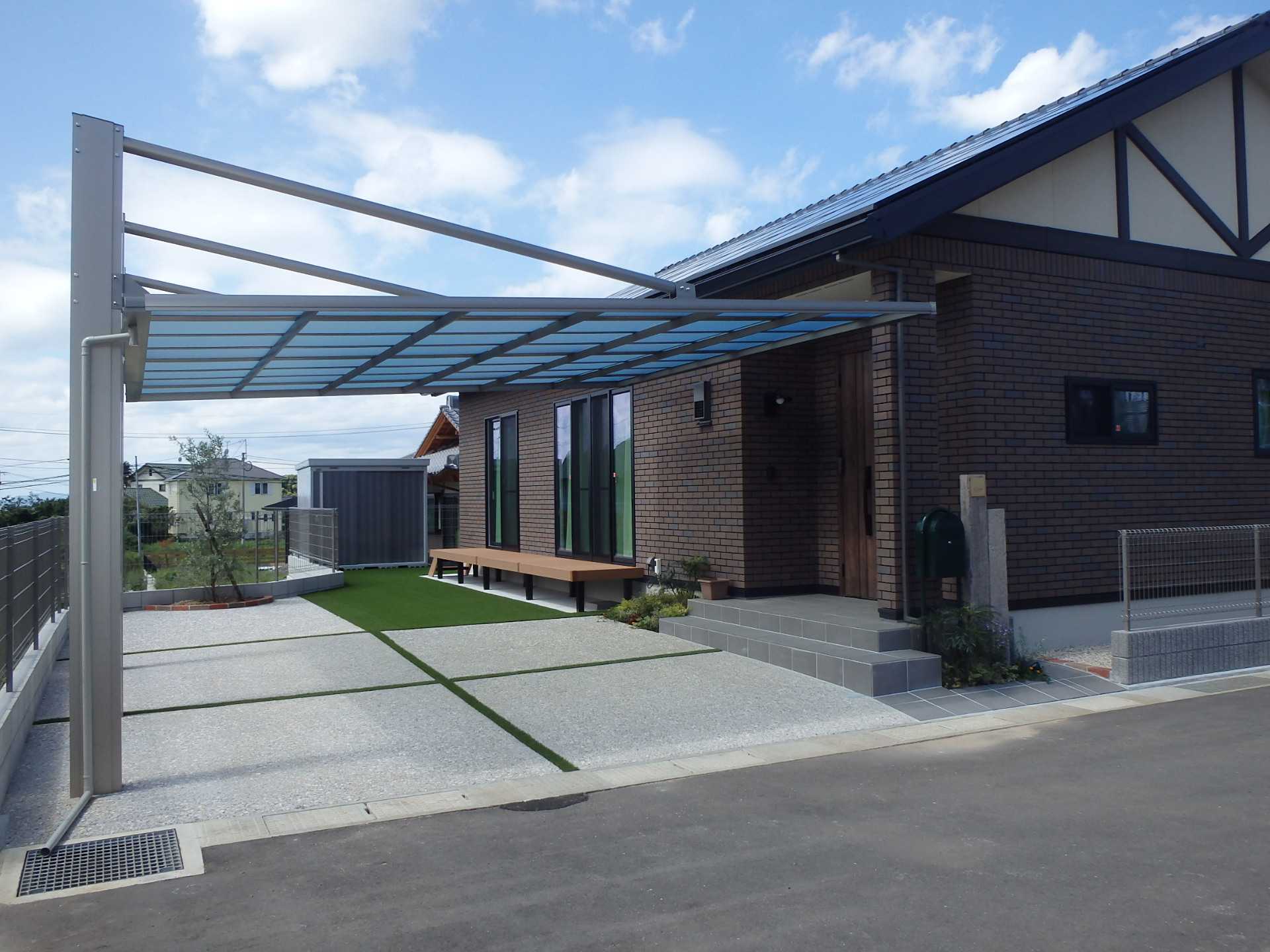 　97大村市　人工芝とコンクリート部、目地に人工芝でおしゃれな庭がずっと続きます。