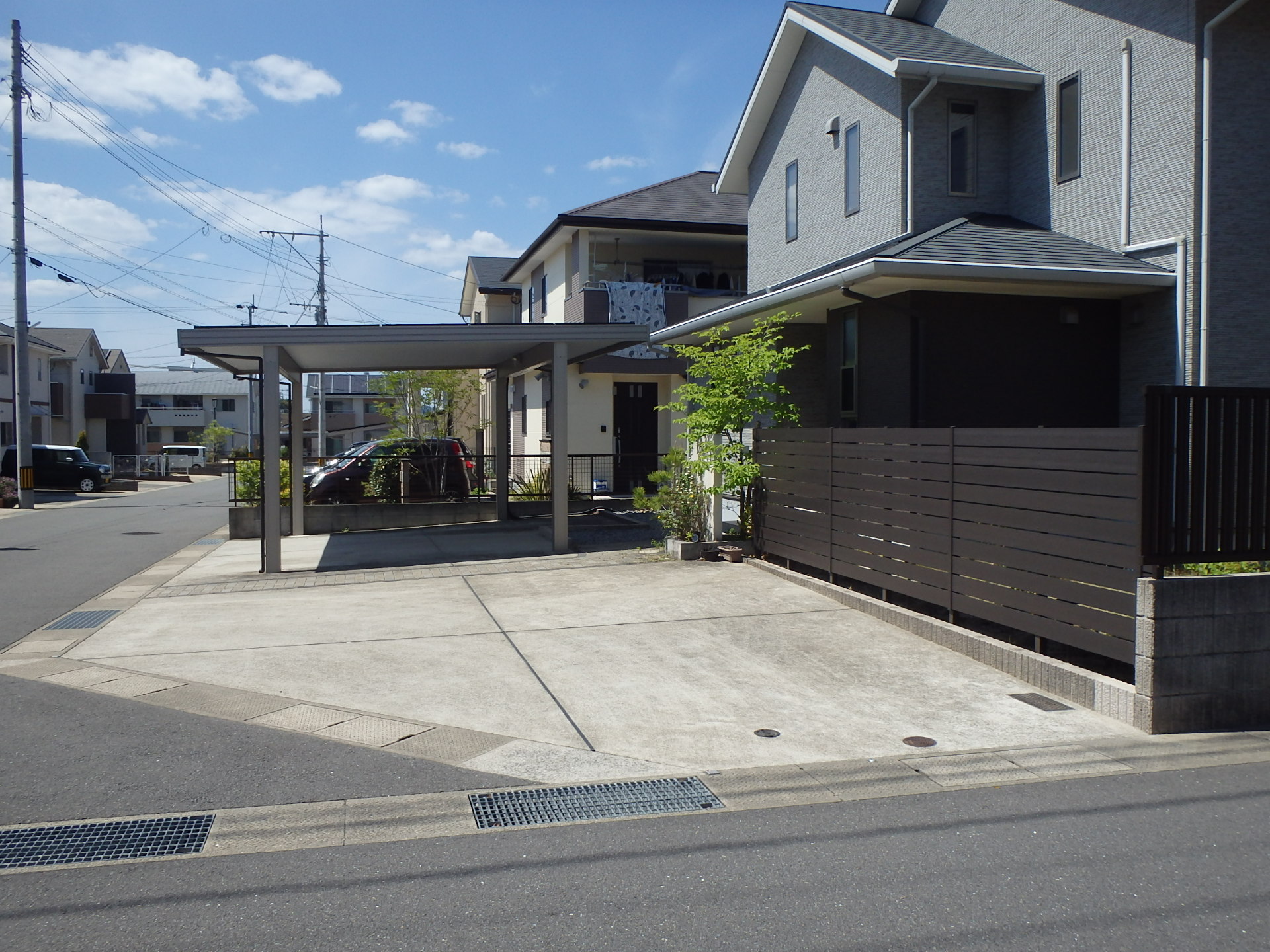 　98 広々とした駐車スペースを確保しました。