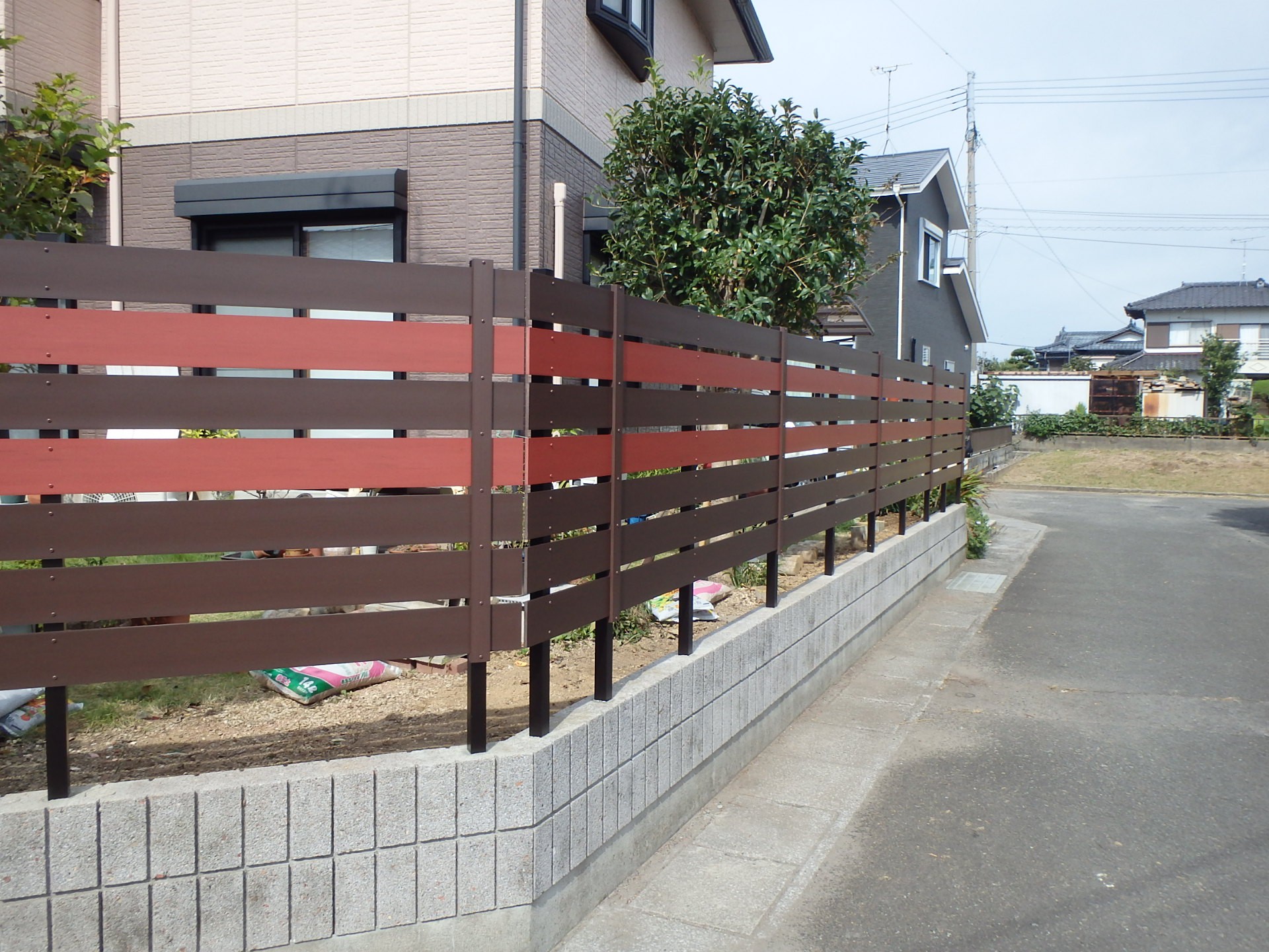 　101　アクセントに赤を入れたボーダーでデザイン的におしゃれなフェンス。