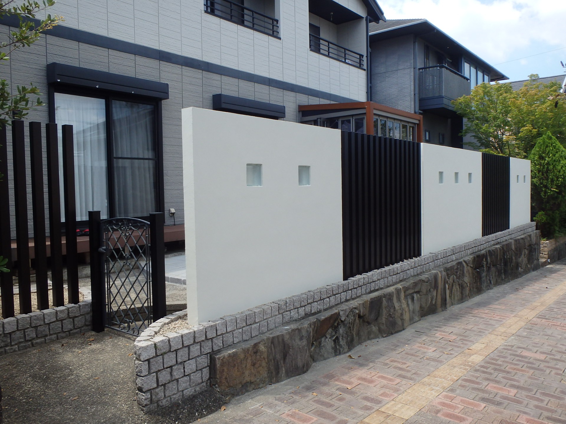 　103長与　シンプルなデザインで門塀とフェンスを連結しておしゃれに仕上げました。