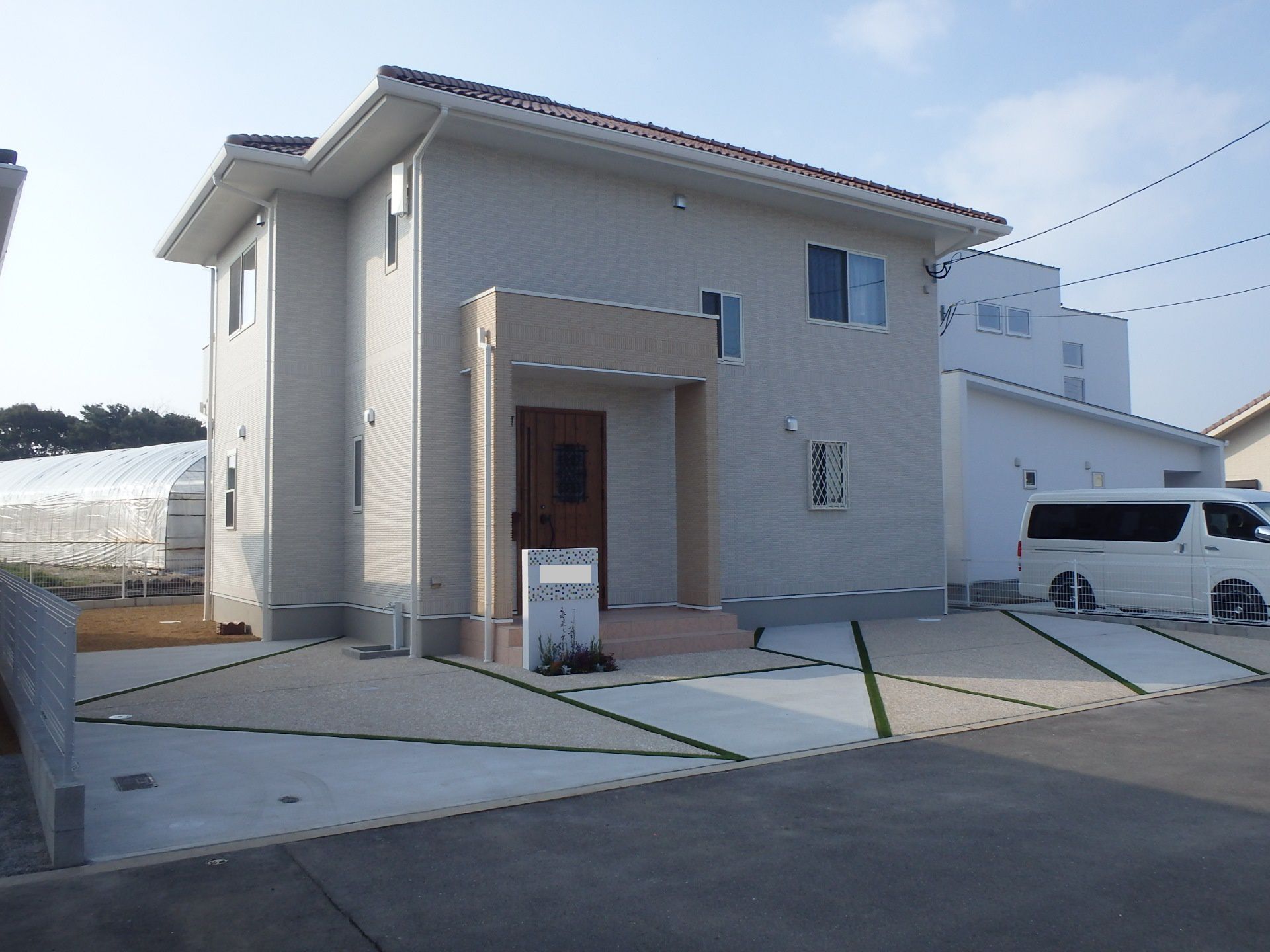 　105　解放感ある車庫スペースとおしゃれなデザインに仕上がりました。