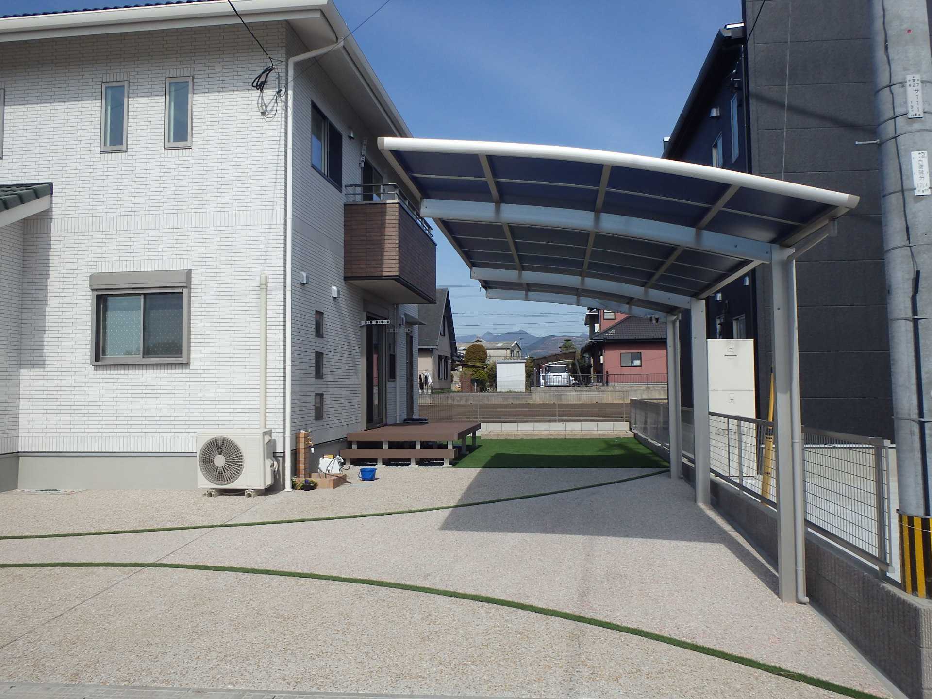 　109　駐車スペースを柔らかい曲線でデザインしました。目地には人工芝で枯れません。