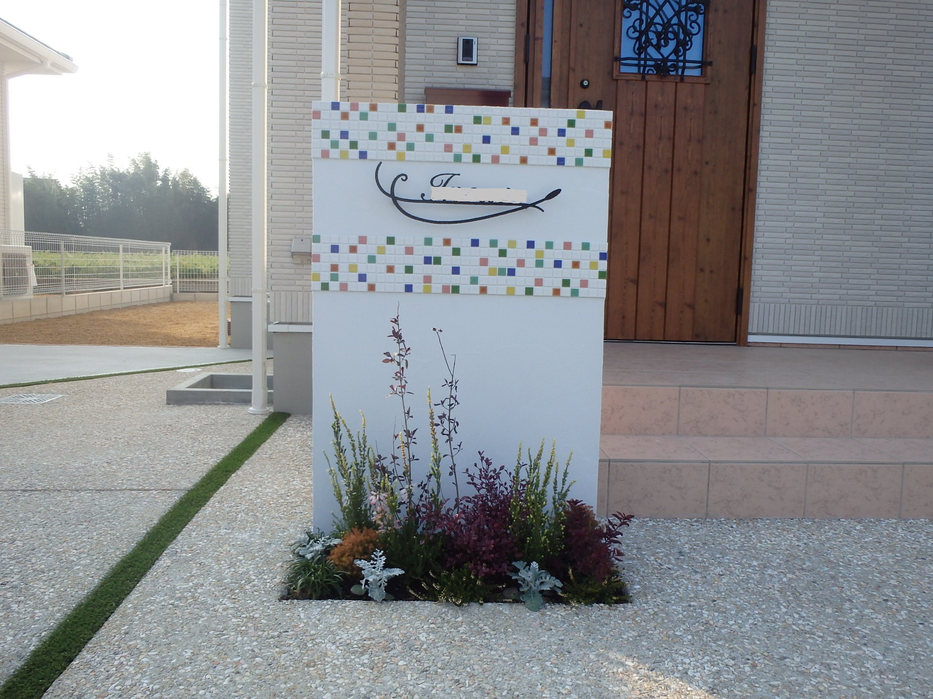 　111　爽やかな門扉にアクセントを付けました。