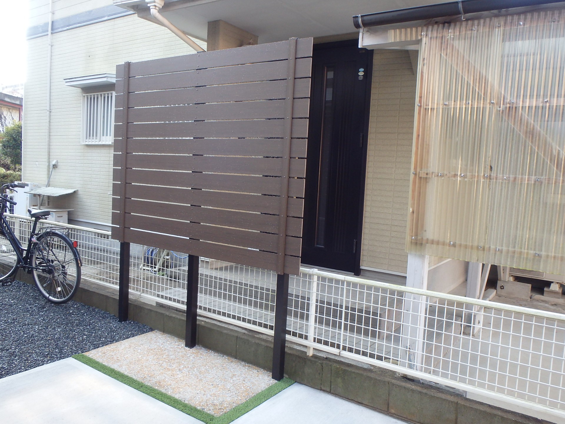 　113　視線の気になる部分にだけ、目隠しフェンスを設置。