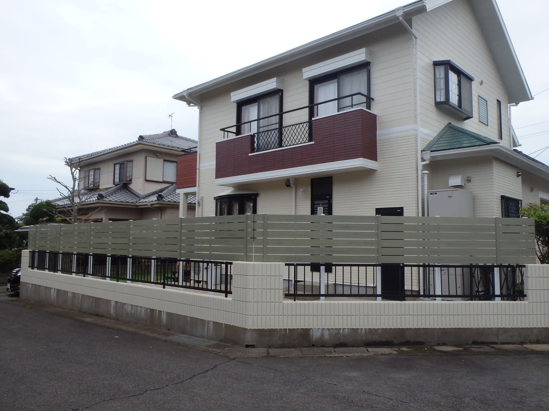 　120　目隠しフェンス、視界部分は遮り、半分は風通しをよくした空間に仕上げました。