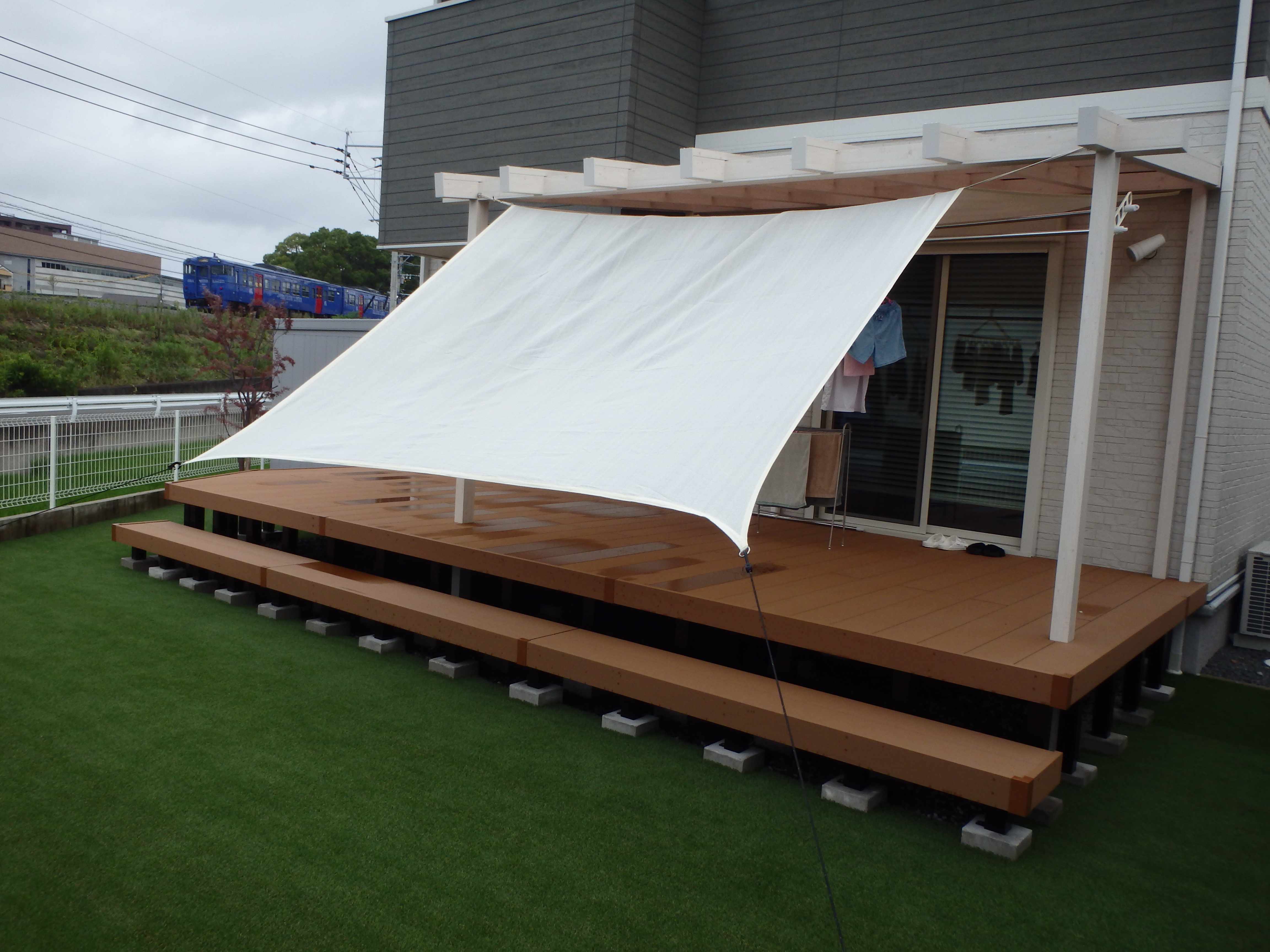 　121　テラスデッキと陽よけシェードでゆっくりくつろげます。