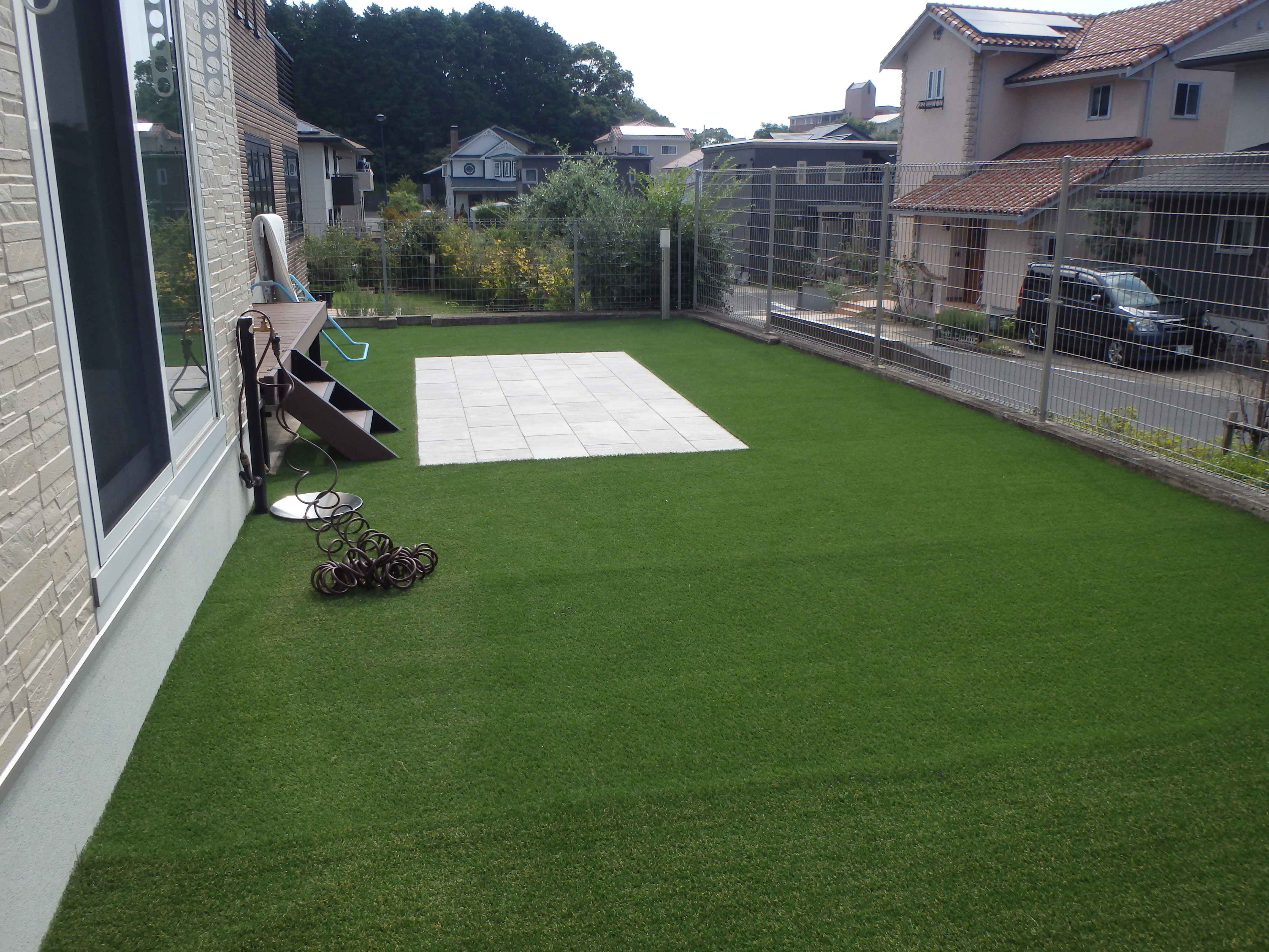 　123　広く大きなお庭、人工芝がとても綺麗です、子供たちも裸足で走り回れます。