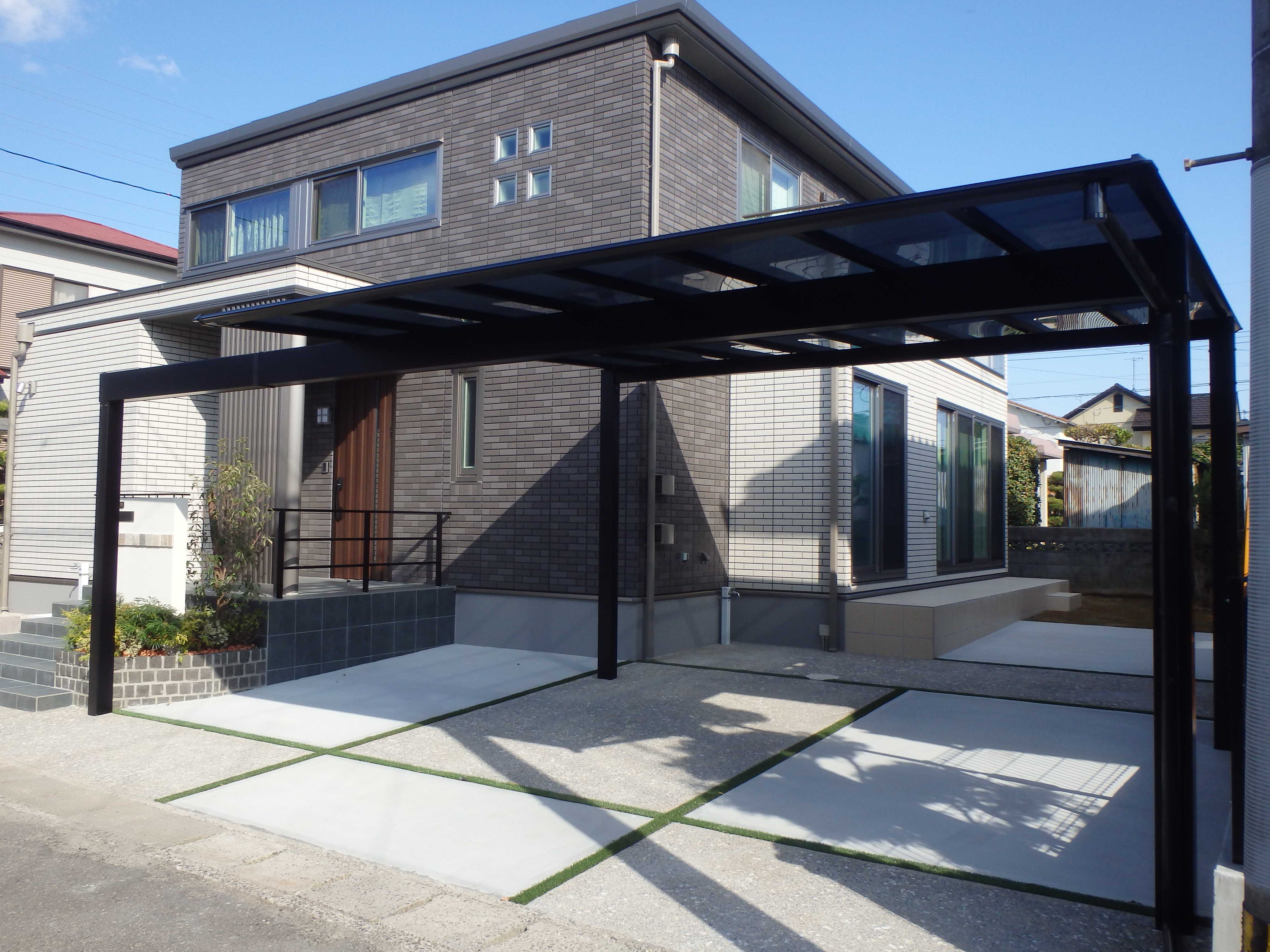 　124　間口の広いカーポート、迫力があって建物全体がカッコよく見えます。