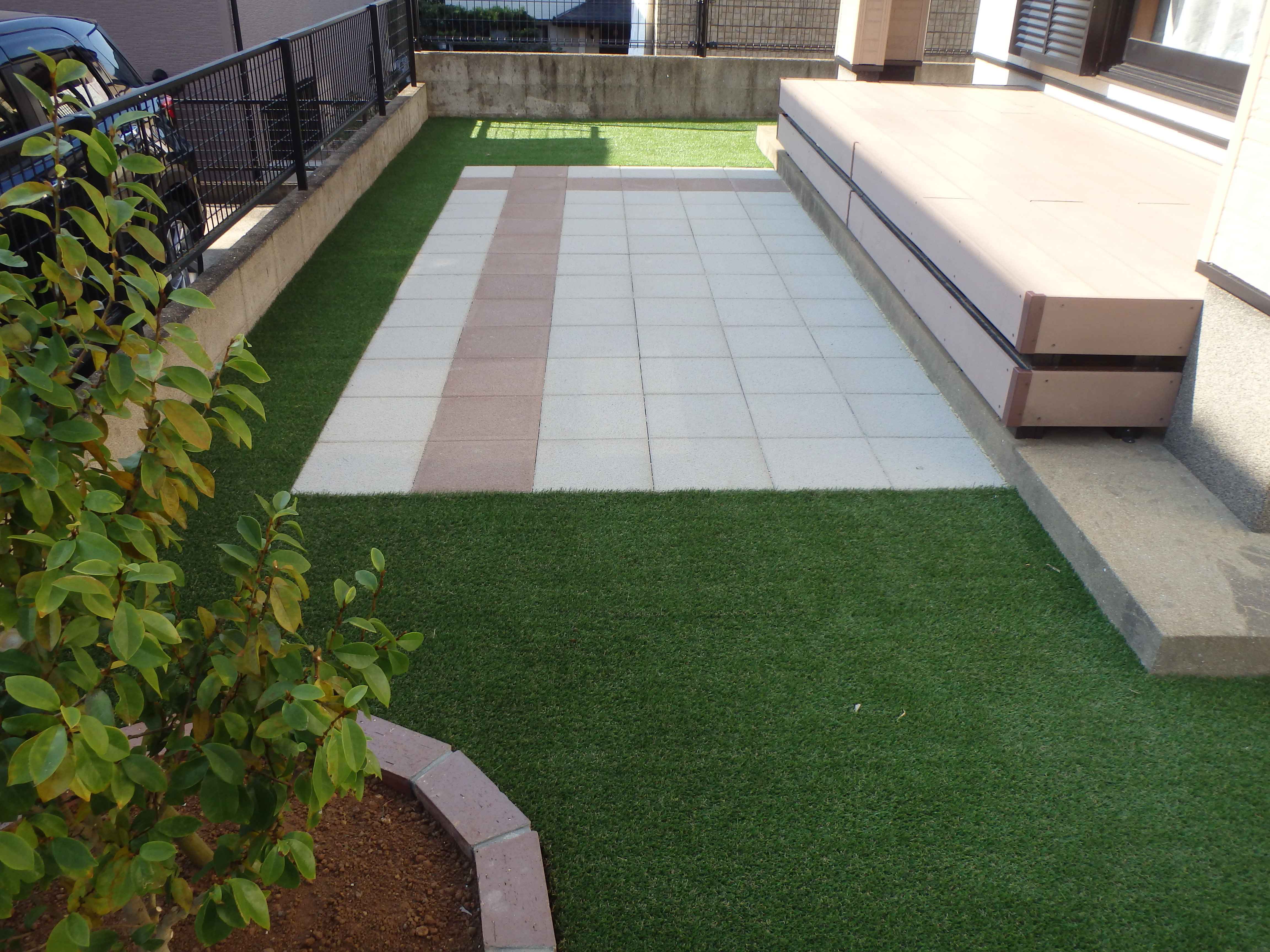 　126　テラスとタイルスペースでおしゃれなお庭になりました。