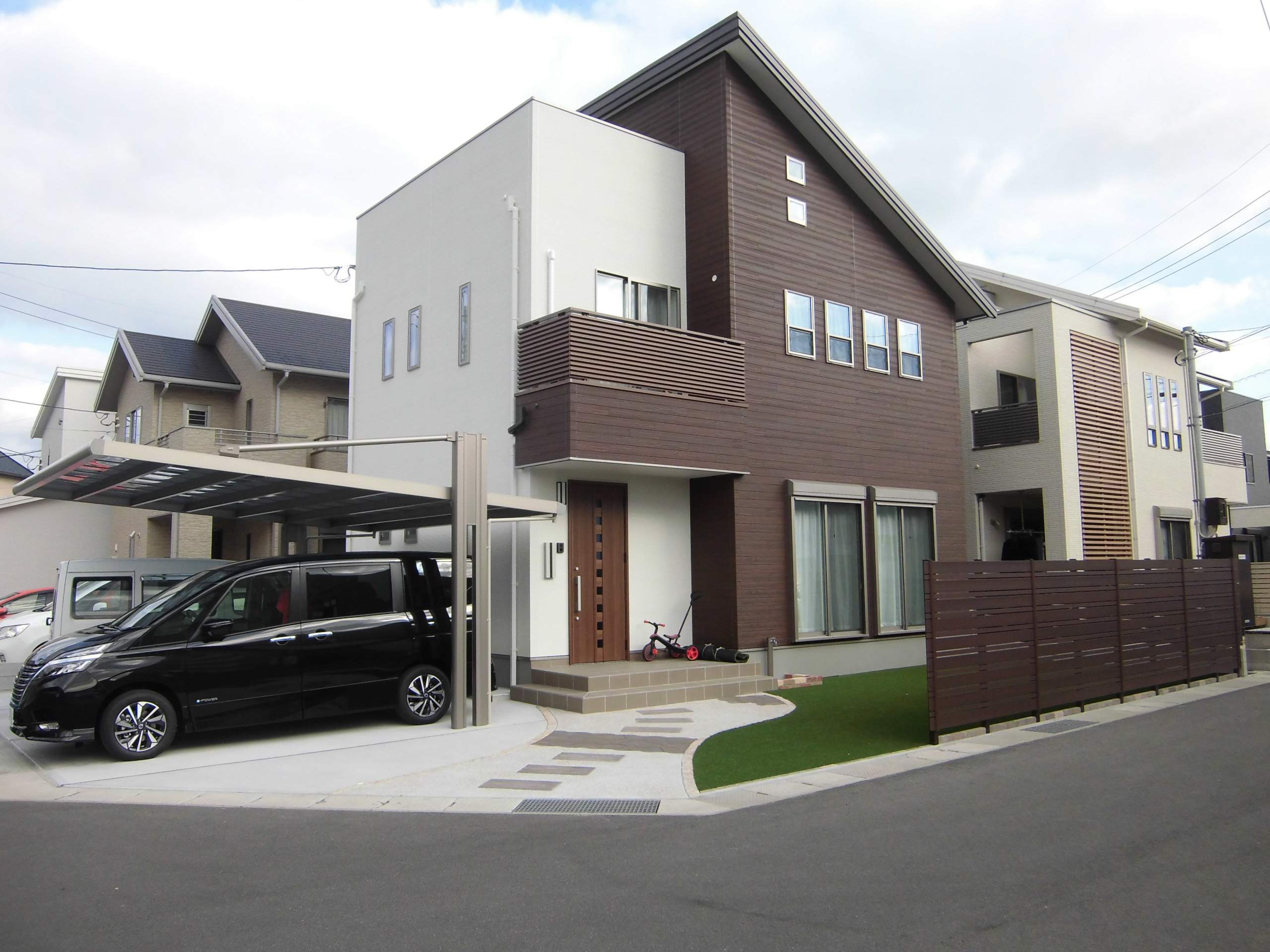 　128佐世保　玄関まで流れるようなデザイン、建物と駐車スペースのバランスもグッドです。