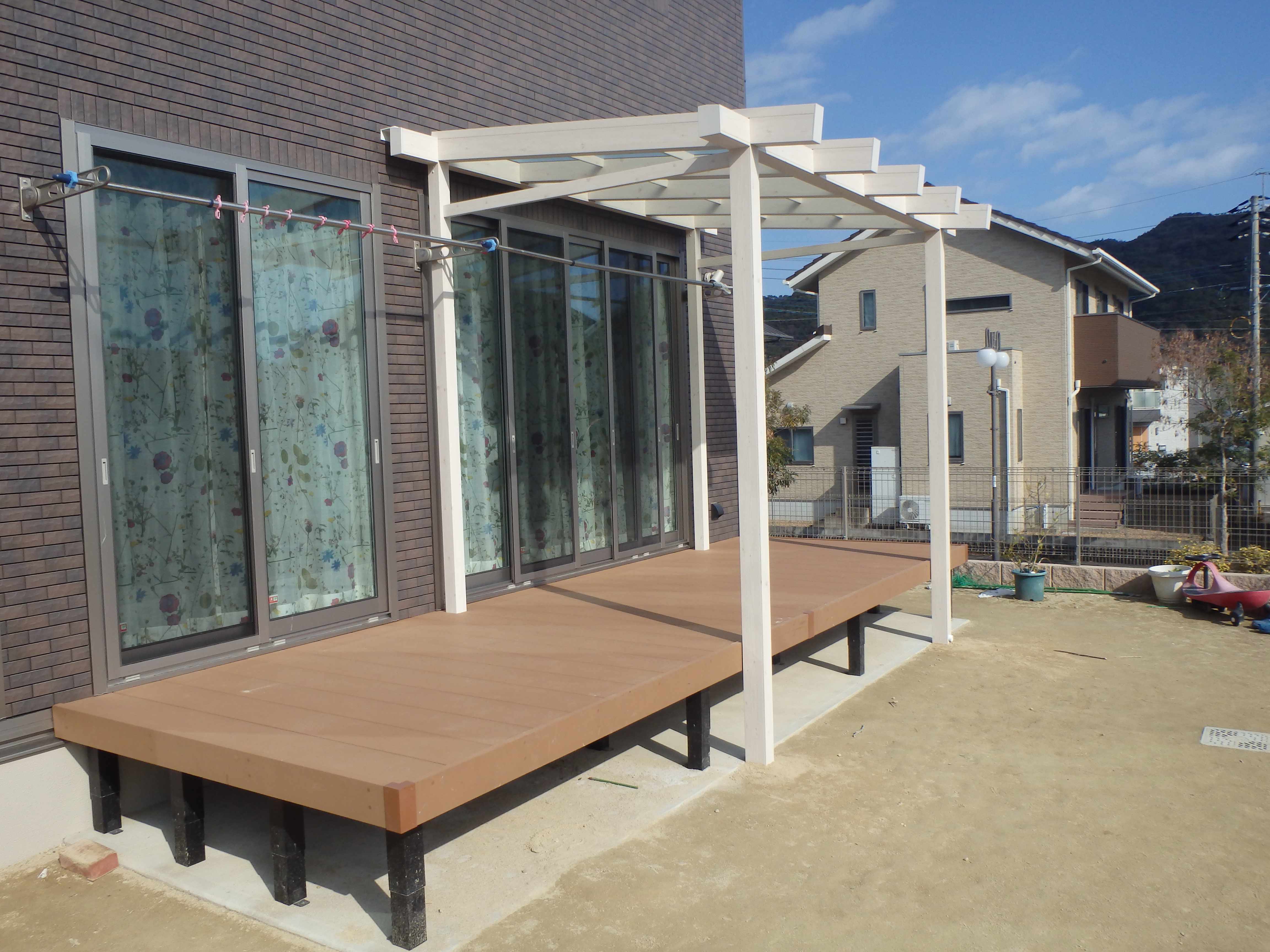 　134長崎市　気持ちのいいテラス完成です、パーゴラもマッチしています。