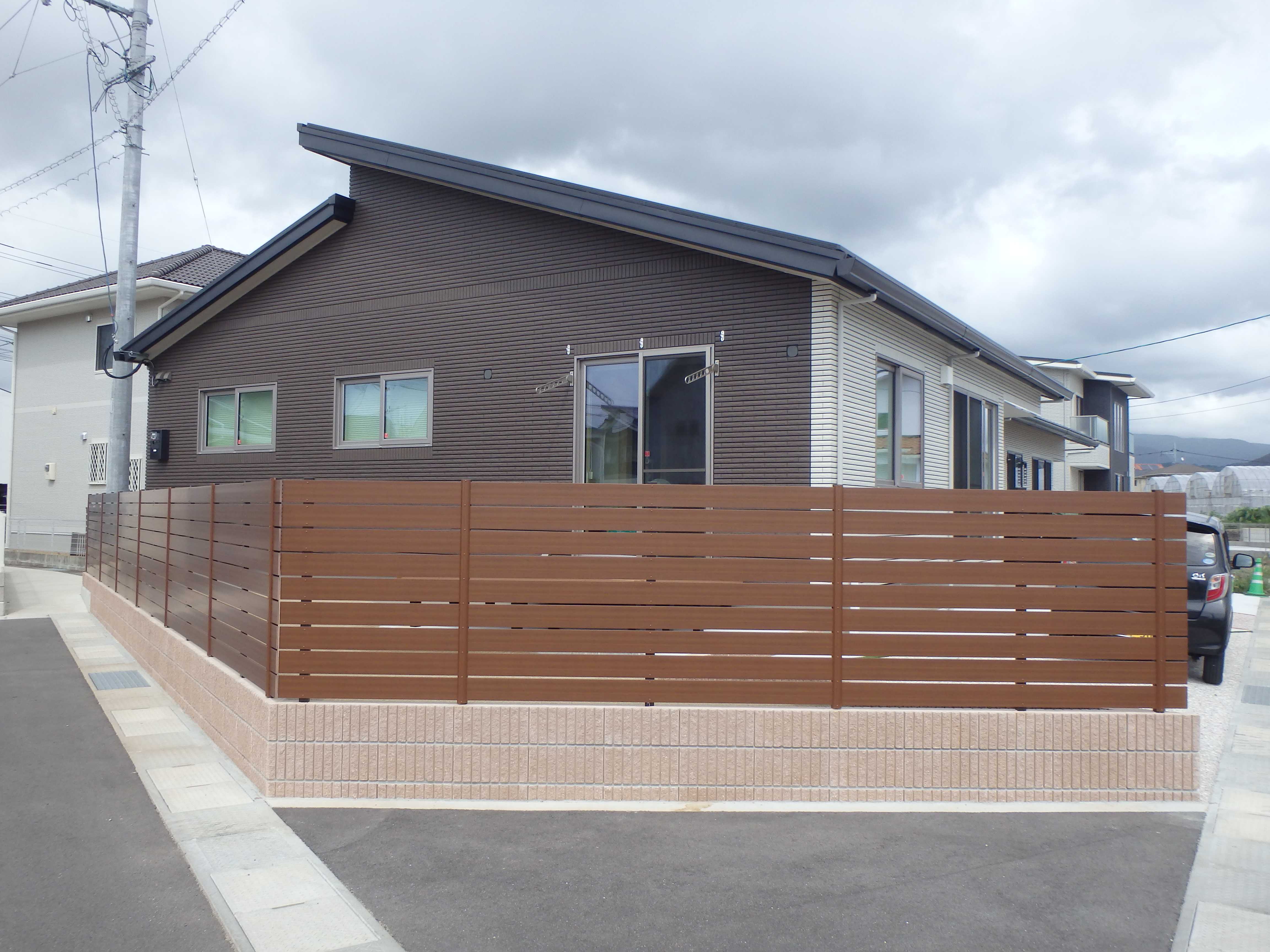 　138　外からの視界を遮るウッドフェンス。