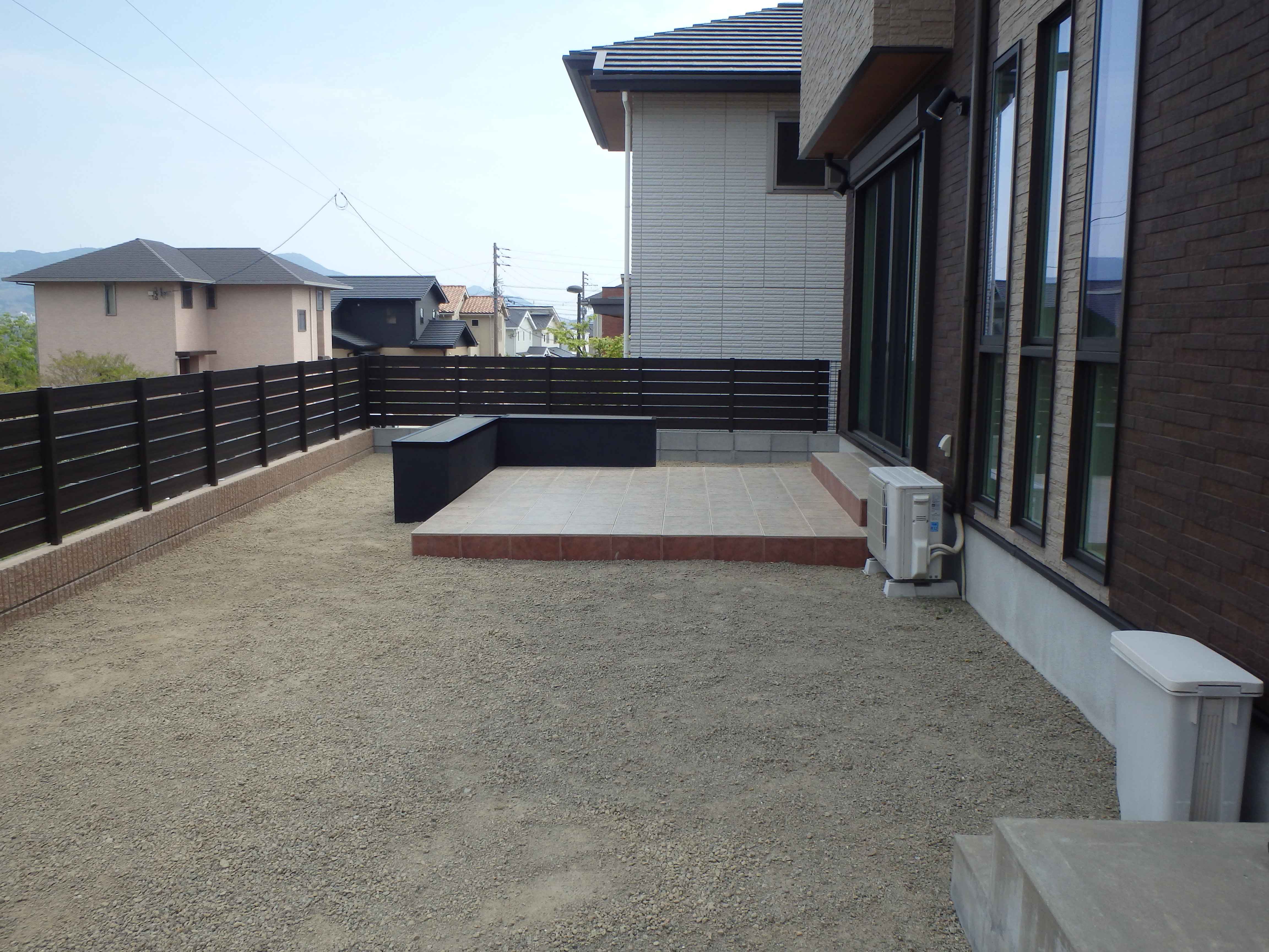 　143　庭でバーベキューをしても目隠しフェンスで気になりません。