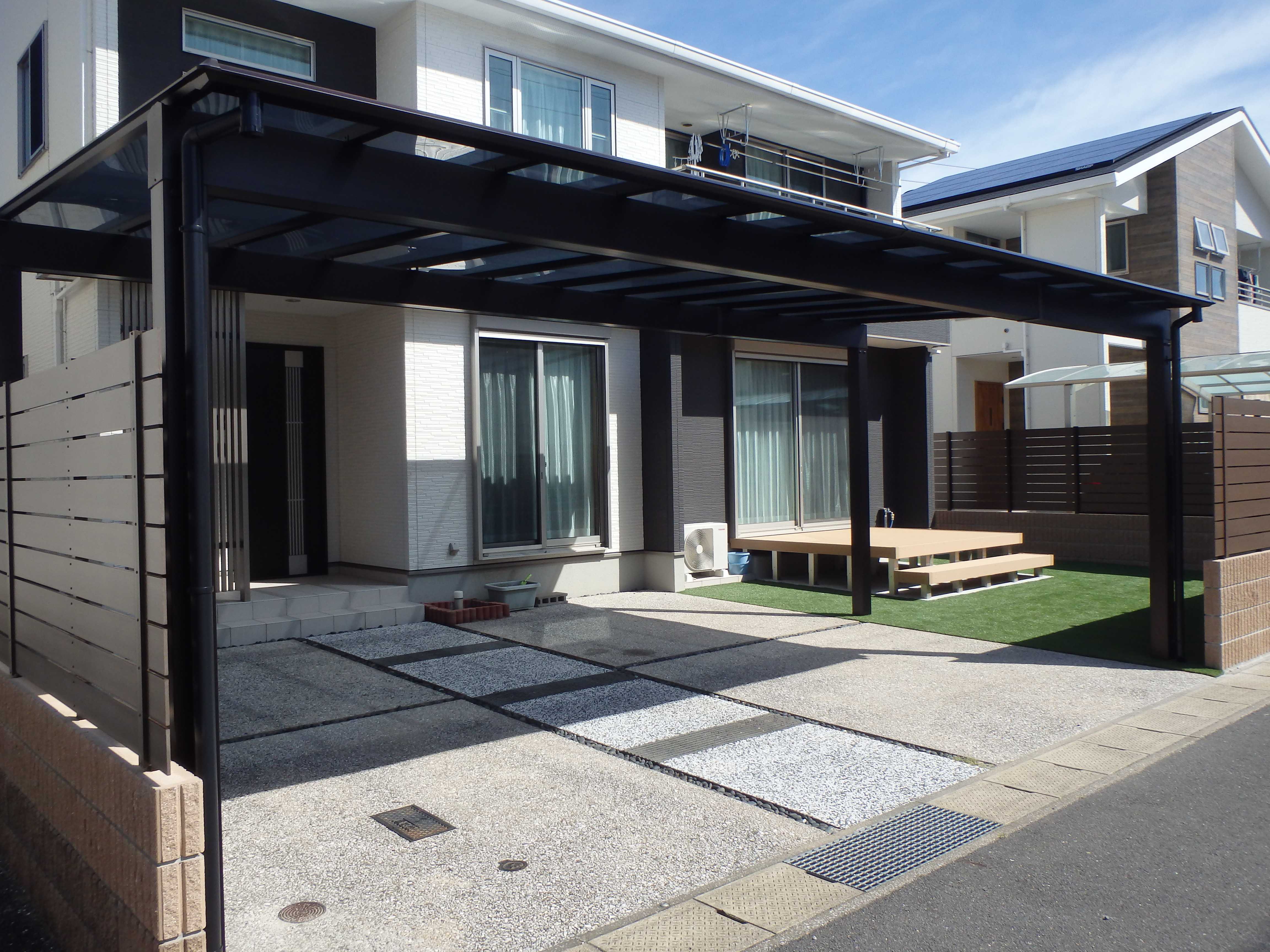 　148　ゆったりとしたカーポートにデッキと人工芝がとても綺麗です、お家時間が楽しくなりそう。