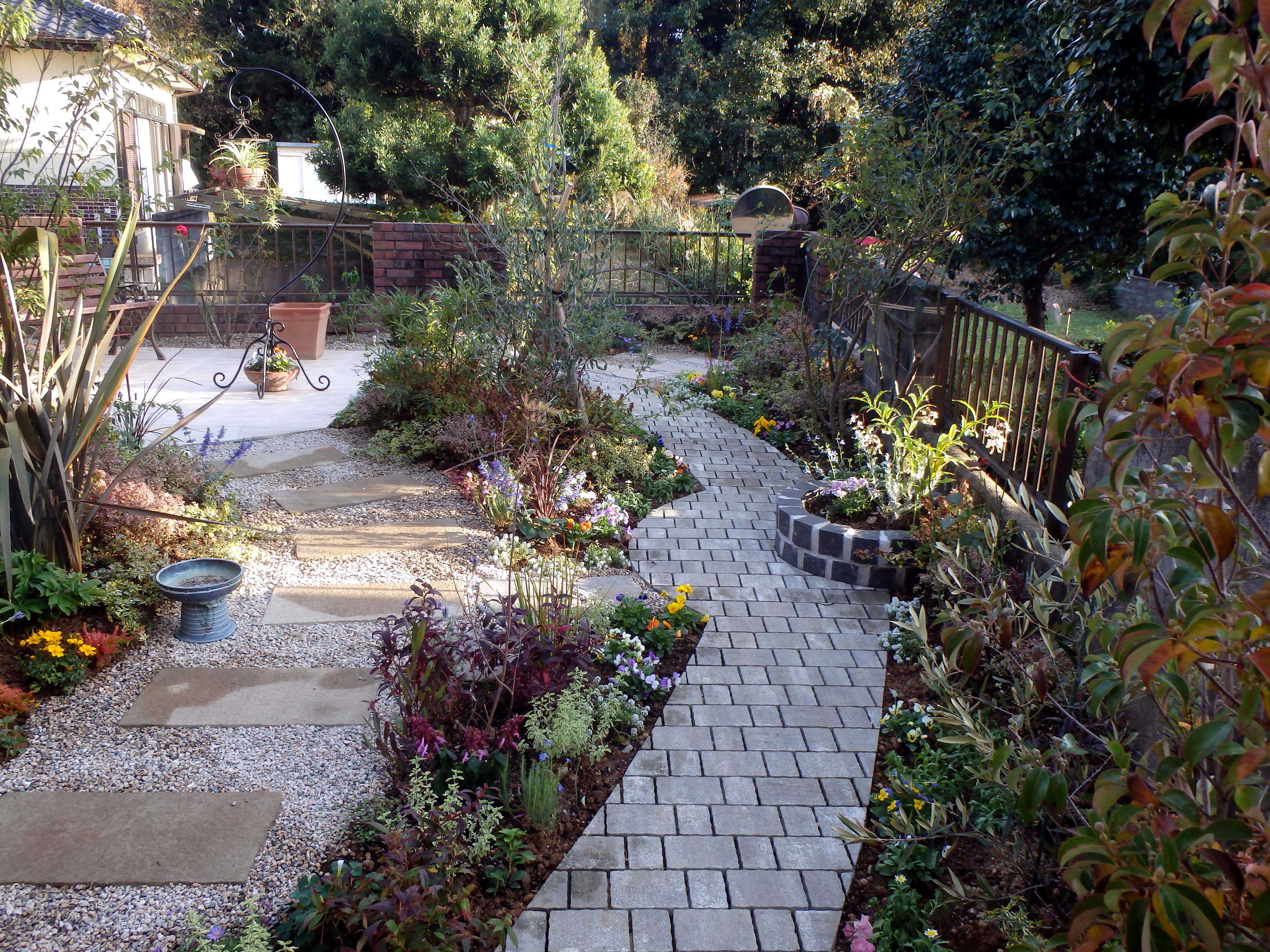 　149花が綺麗な洋風の庭になりました。