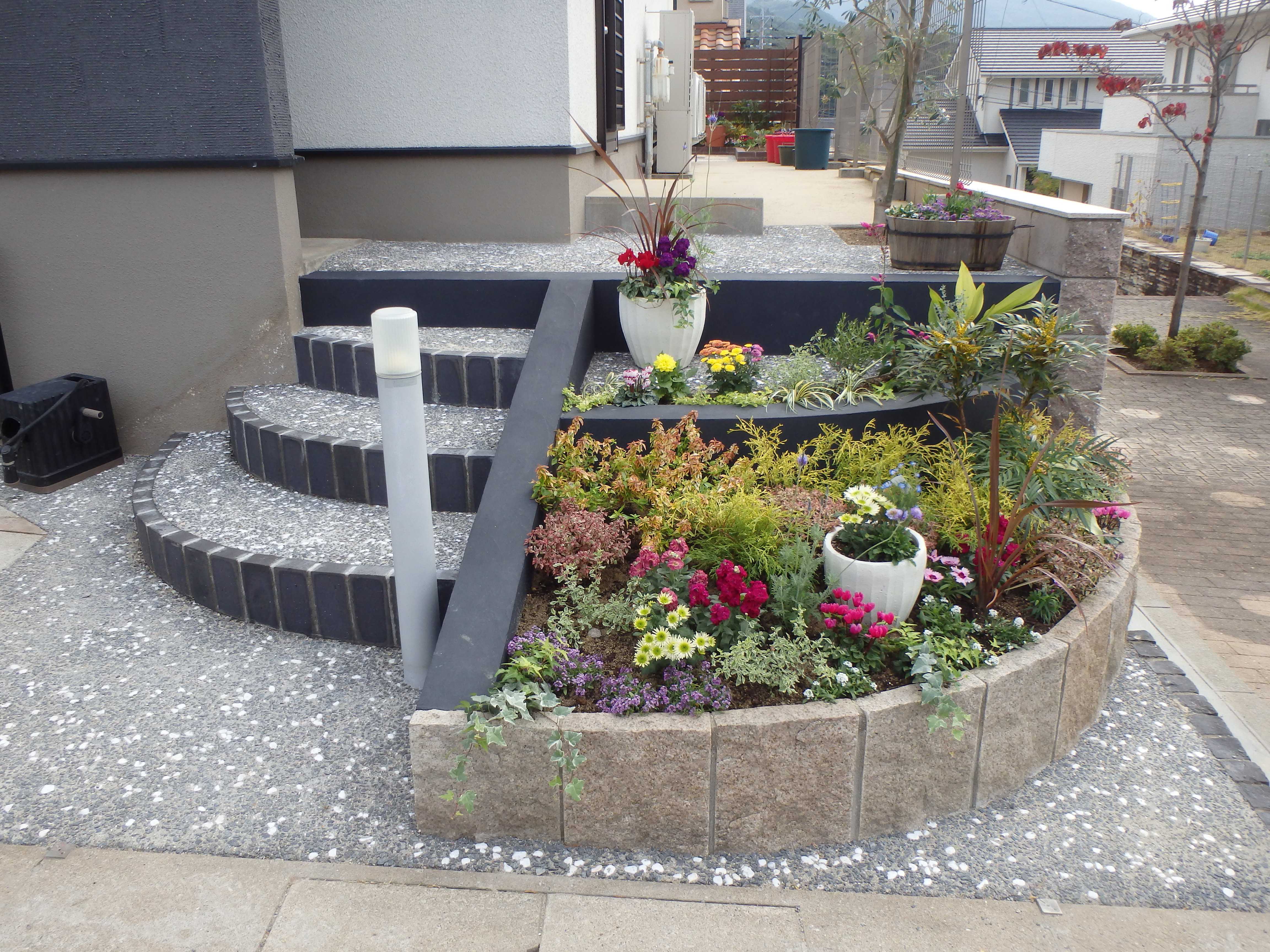 　161 綺麗で出入りも楽に、おしゃれな花壇がポイントになってます。