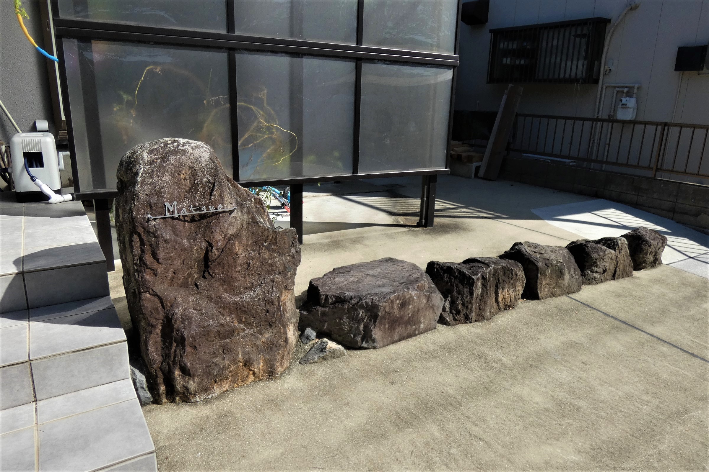 　166　硬い石にも表札を設置できます。