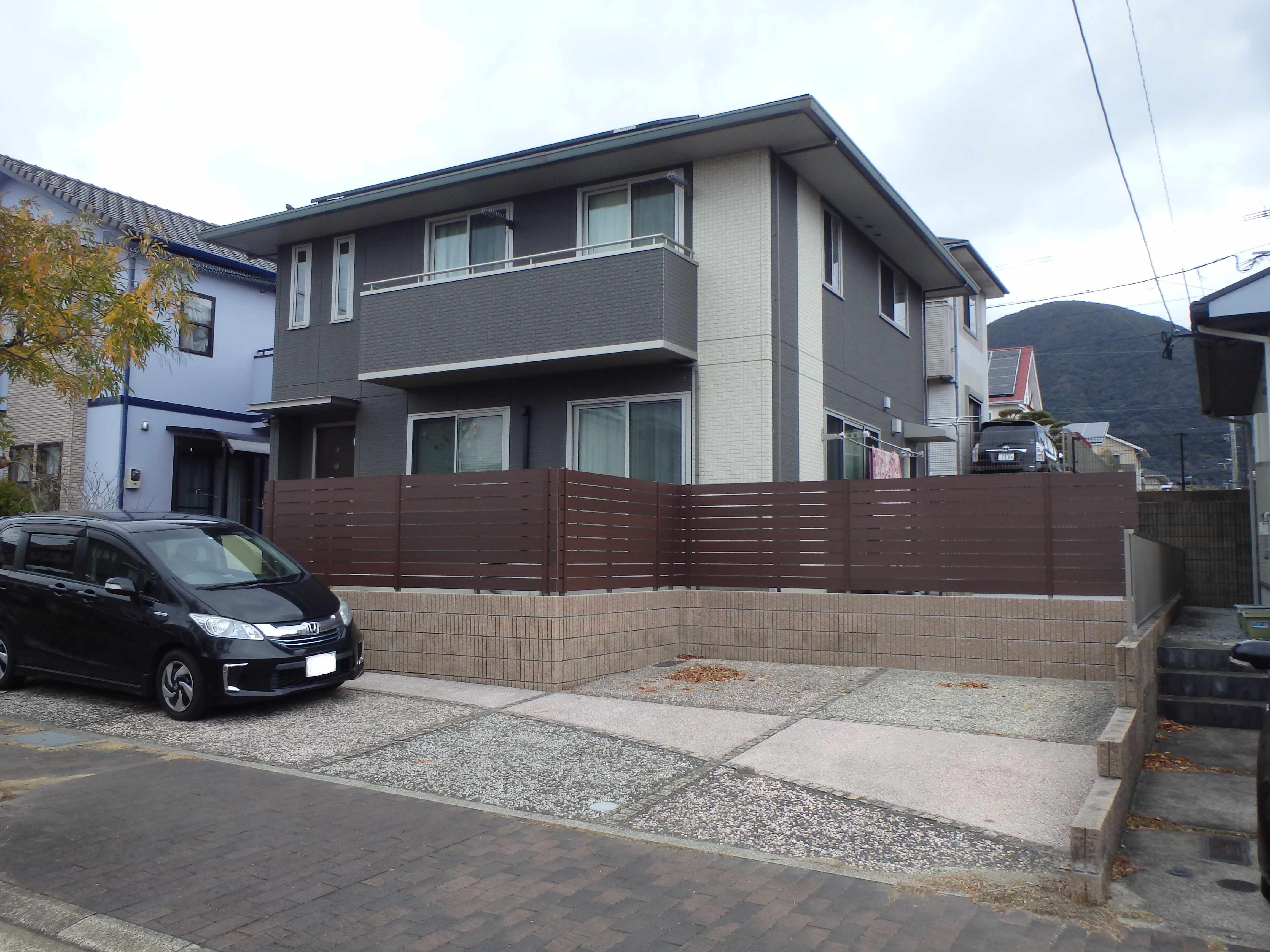 　169　駐車場とウッドフェンスと建物とで空間を上手く構成しました。