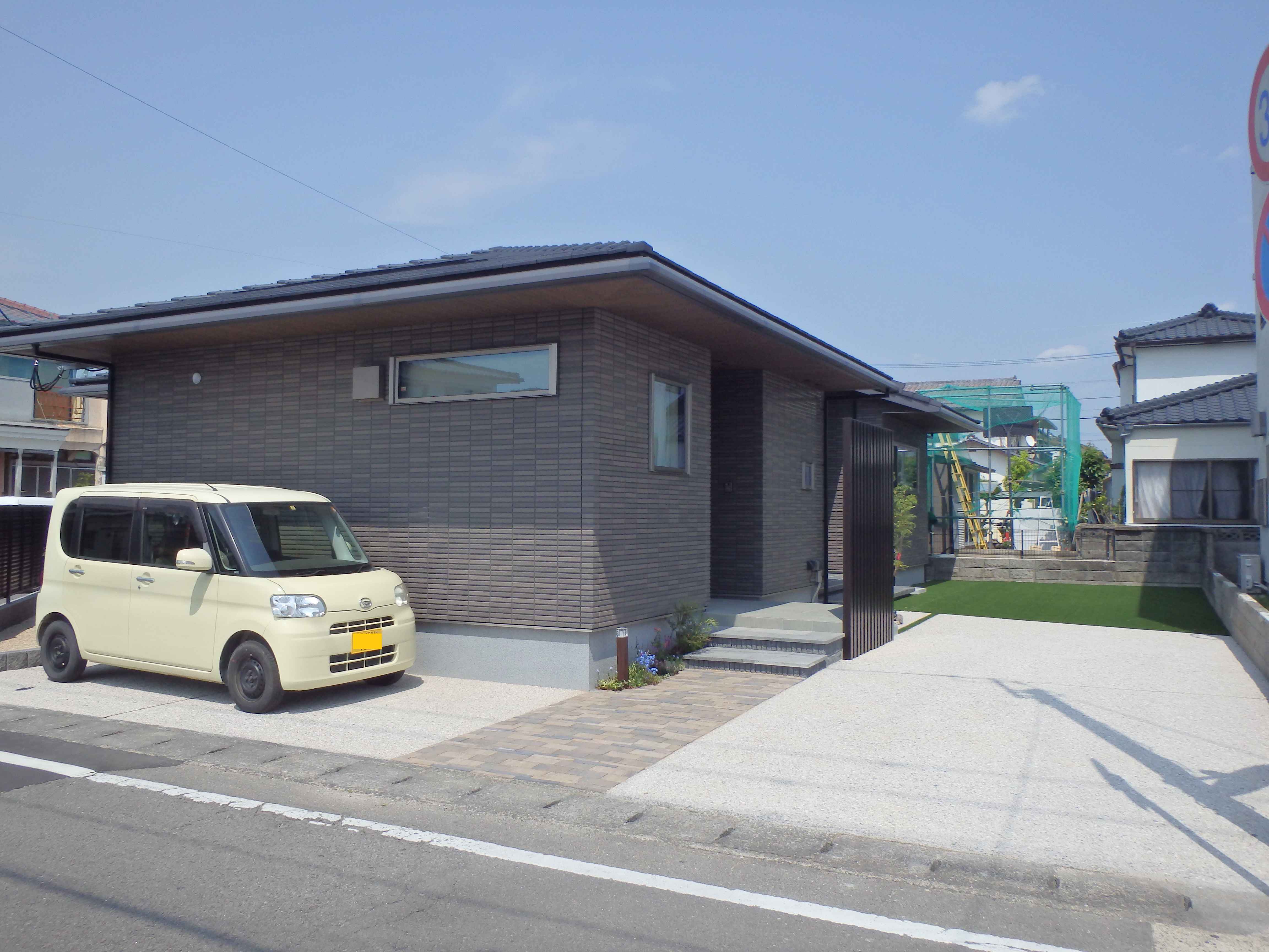 　173　駐車場から奥の人工芝が綺麗です、玄関の目隠しもおしゃれです。