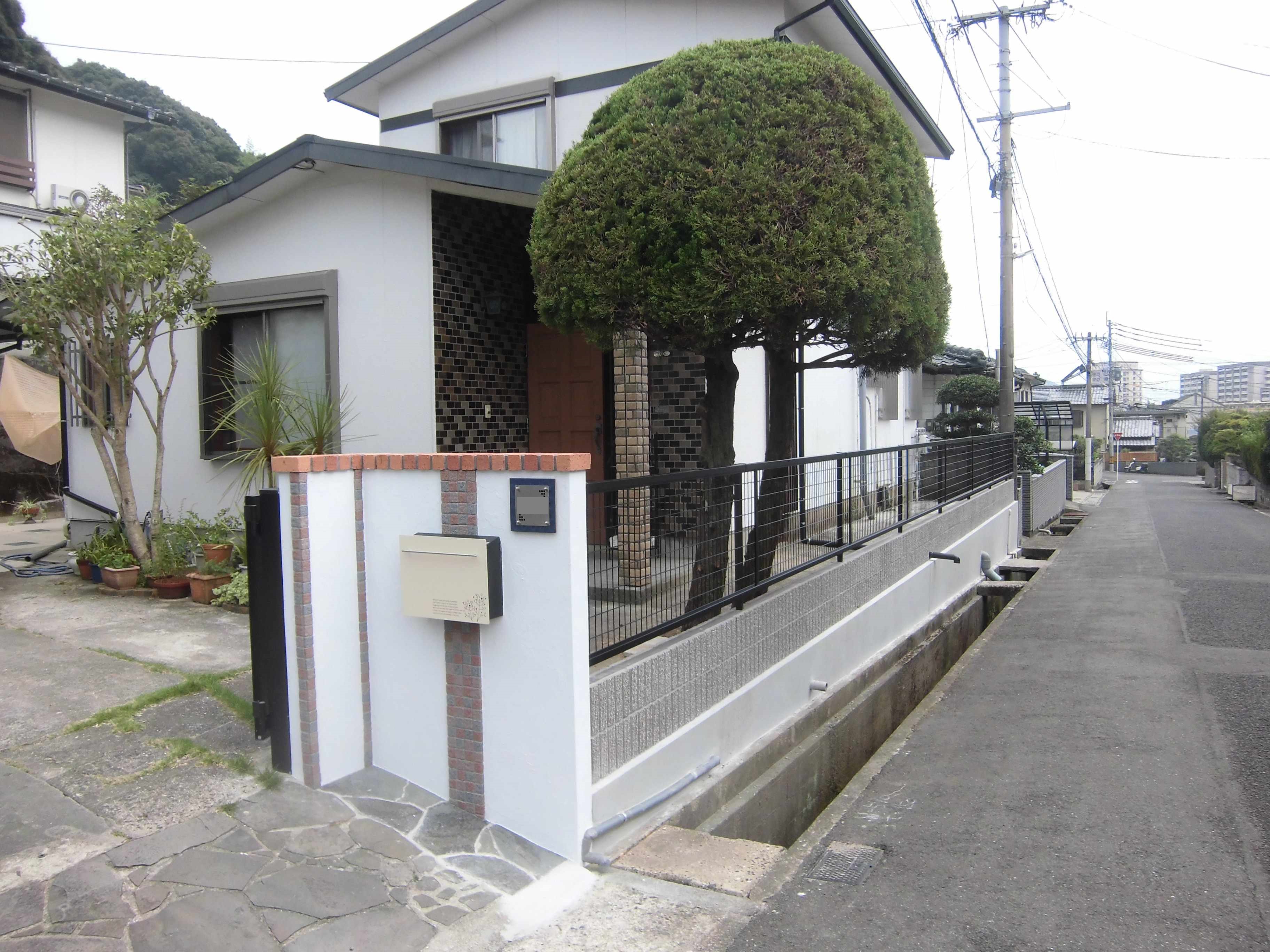 　179　綺麗な門扉に早変わり。フェンスが変わると建物の見え方も変わります、いい感じですね。