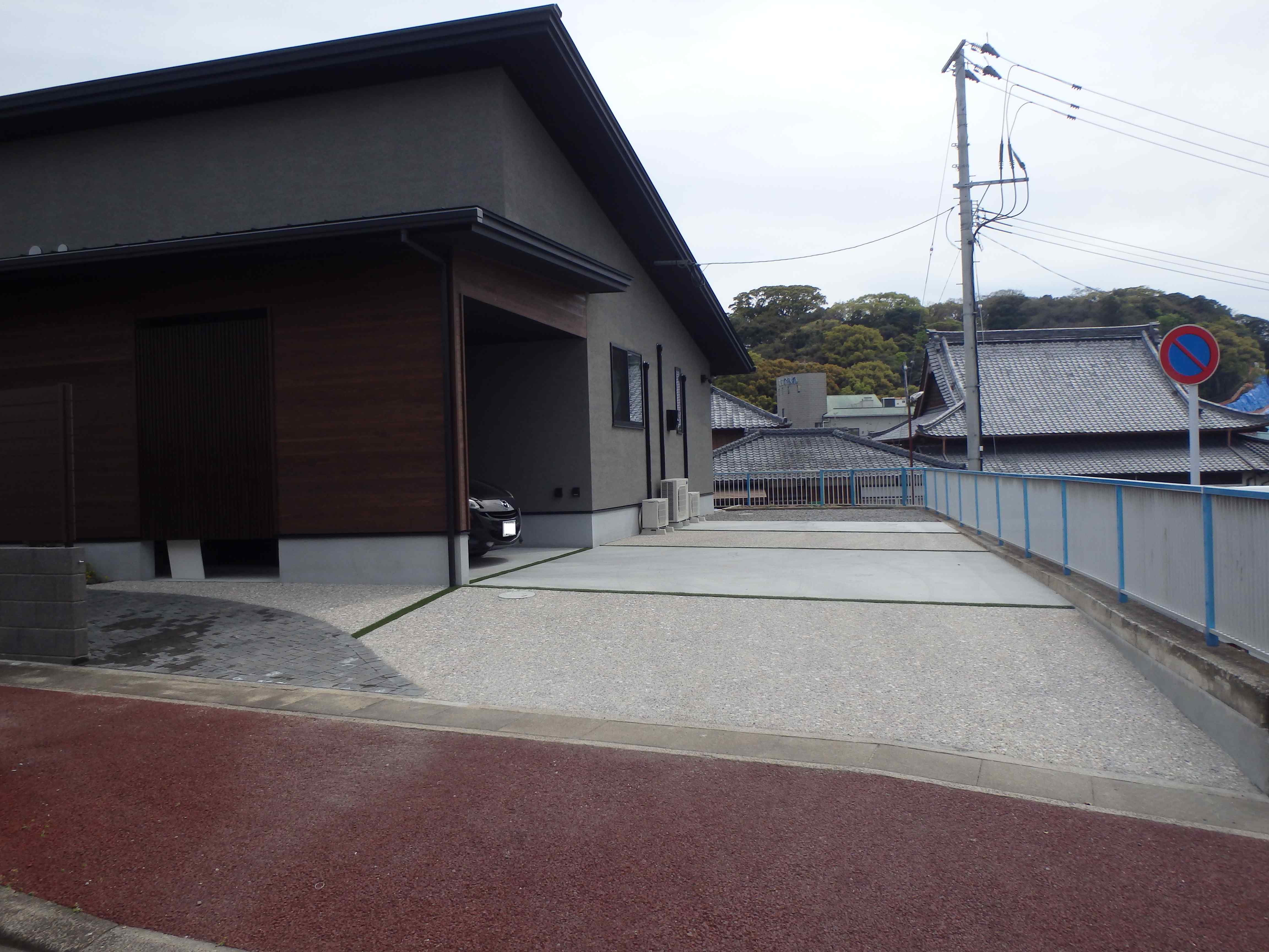 　183　広い駐車スペースとお庭の人工芝、玄関へのアプローチもとても綺麗でおしゃれです。