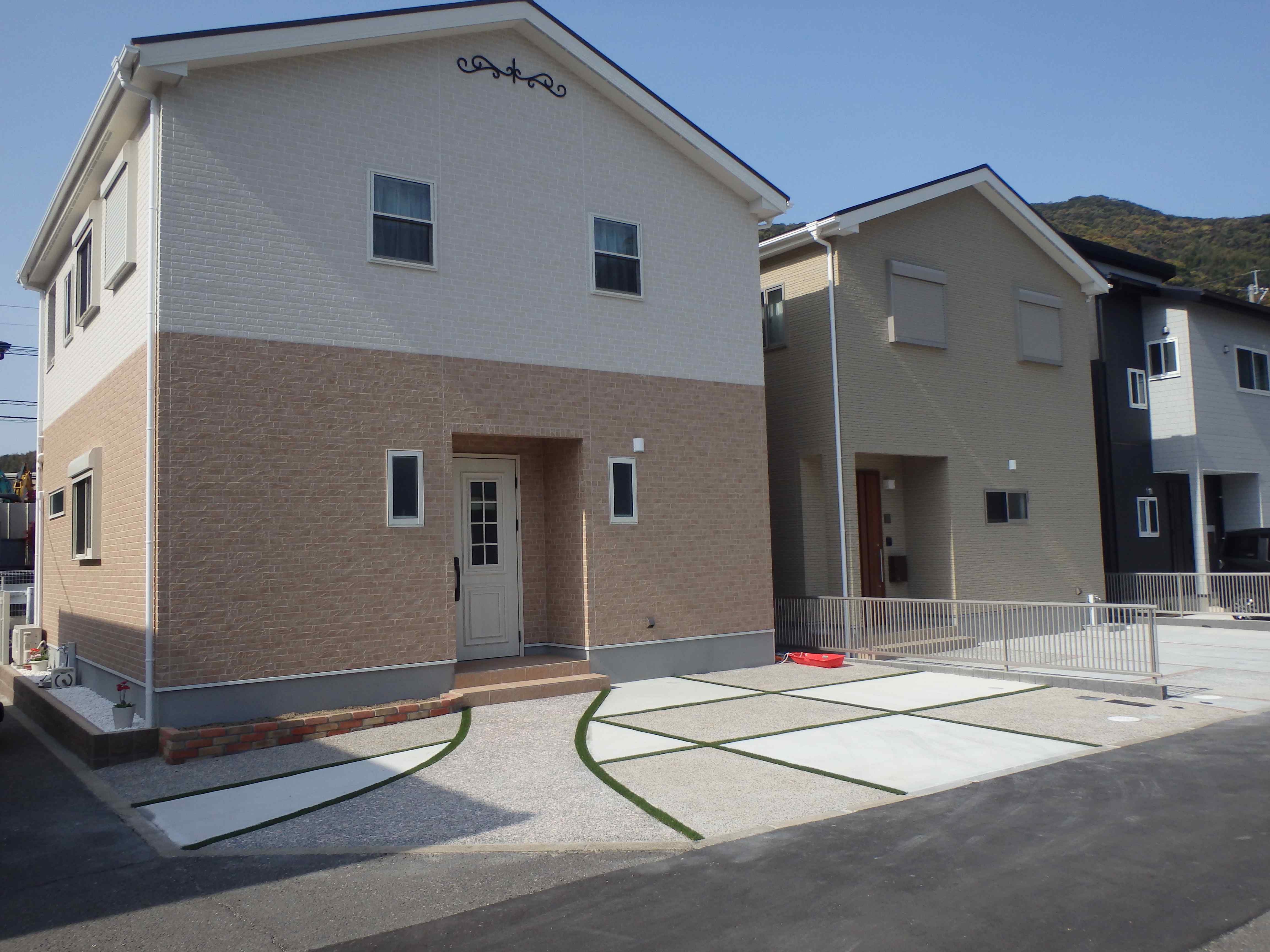 　185 駐車スペースのデザインがとてもおしゃれです、目地には人工芝なのでいつまでも綺麗です。