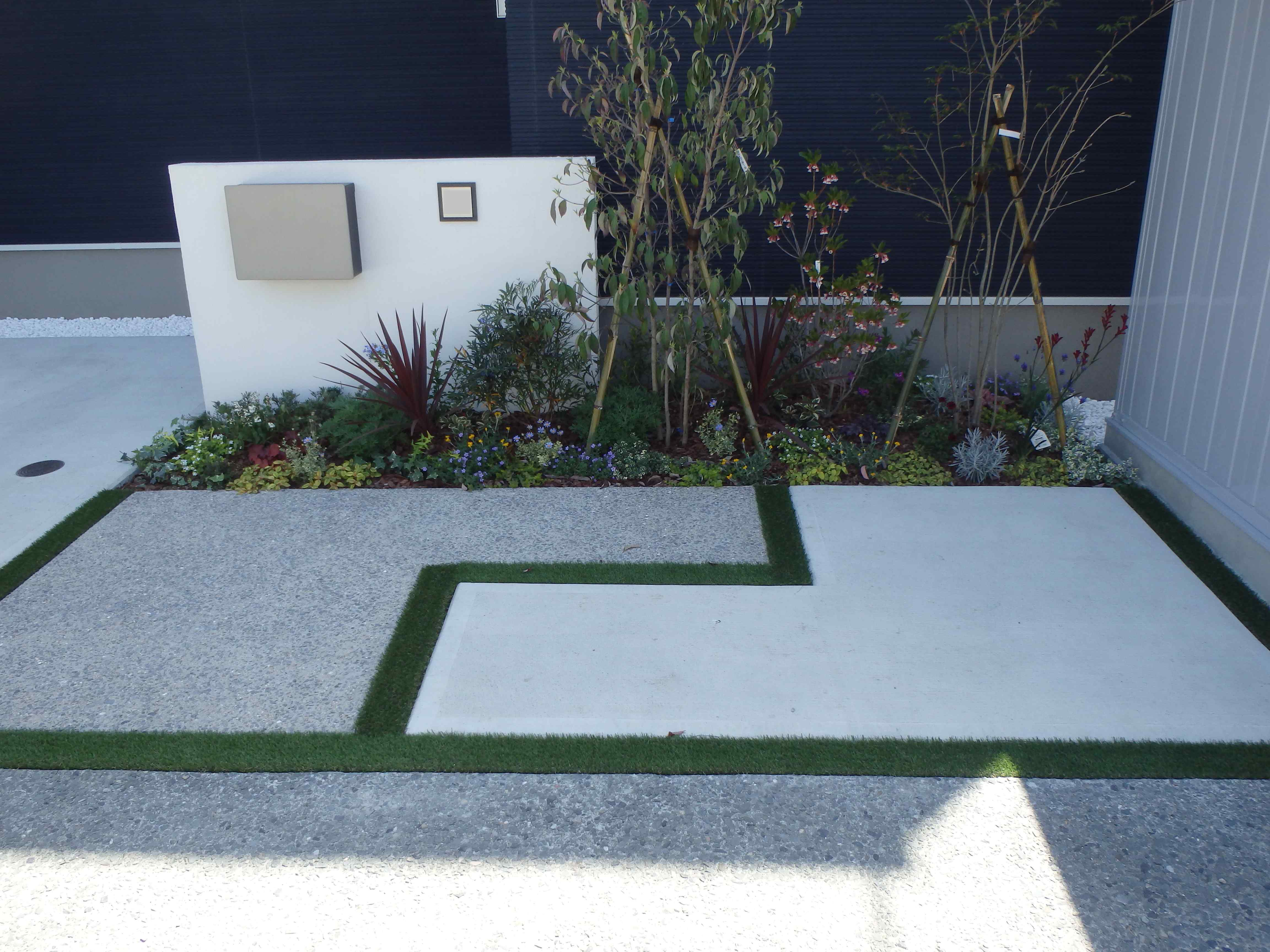 　187　スペースが有効的になり門扉、花壇とのバランスがよく目地の人工芝が綺麗です。