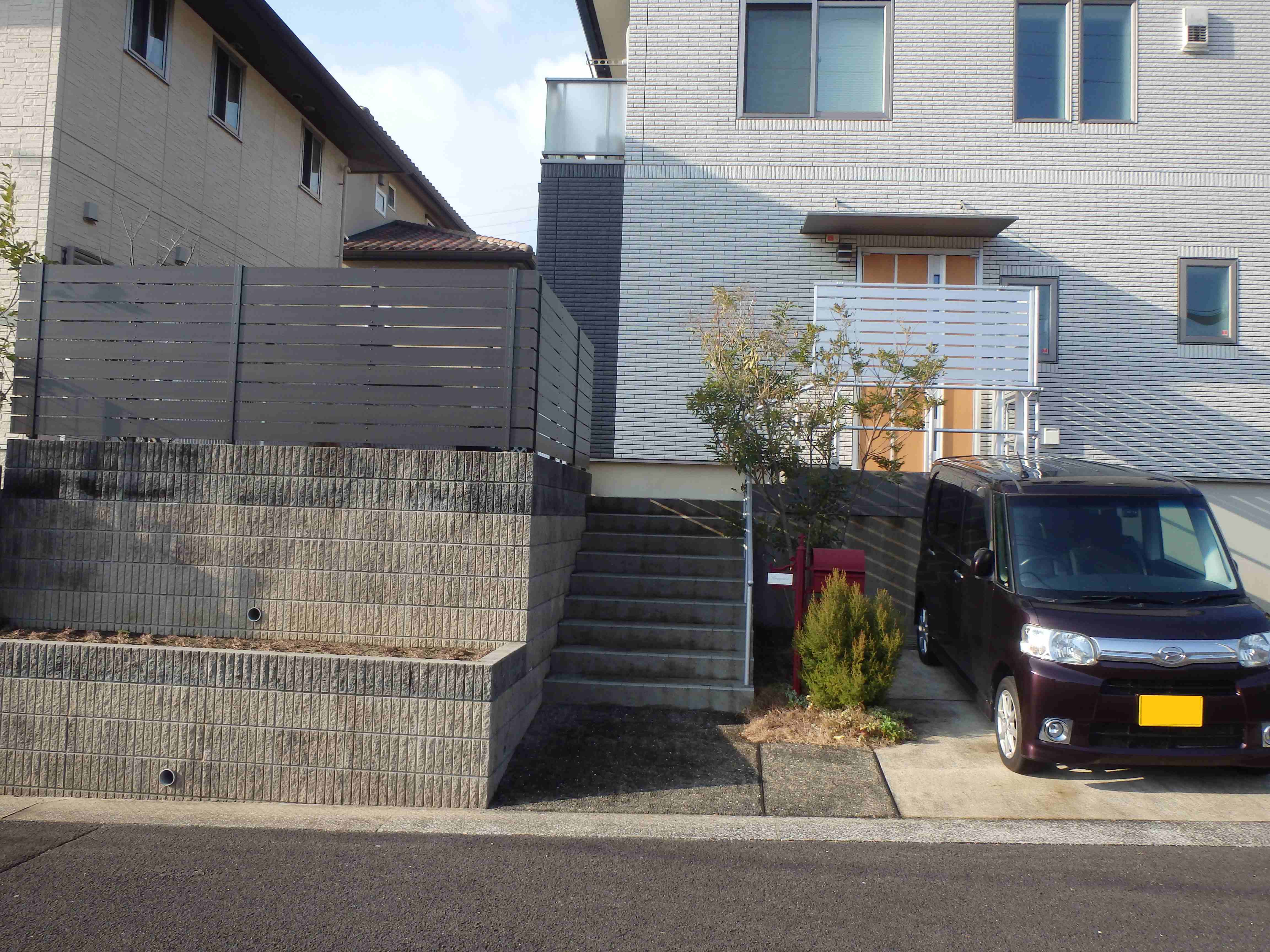 　196　カッコいいフェンスが付きました、人目も気になりません。