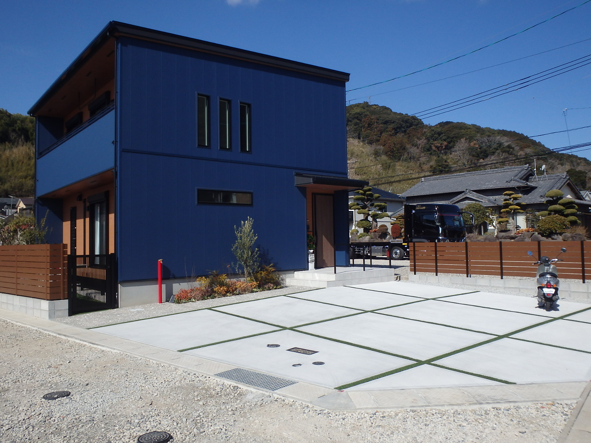 　197　駐車スペースもお庭もとても綺麗です。