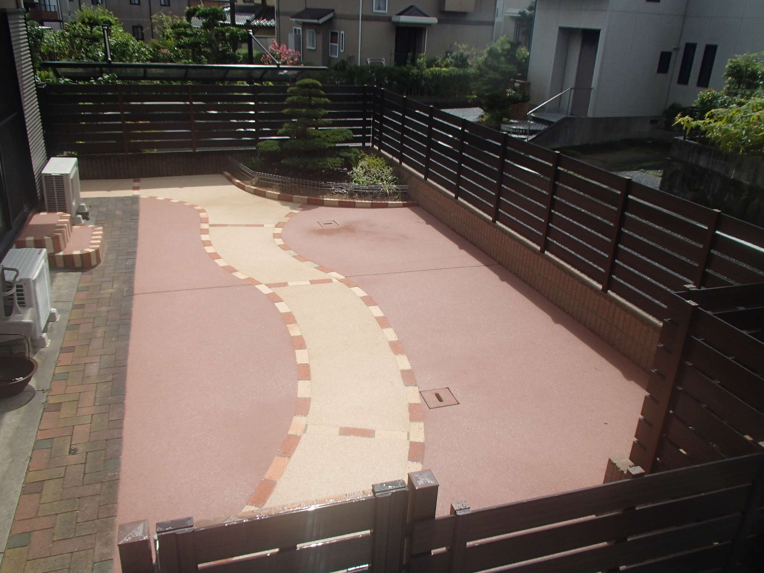 　201　広めの駐車スペースと垣根の手入れが不要な目隠しフェンス、おしゃれなお庭になりました。