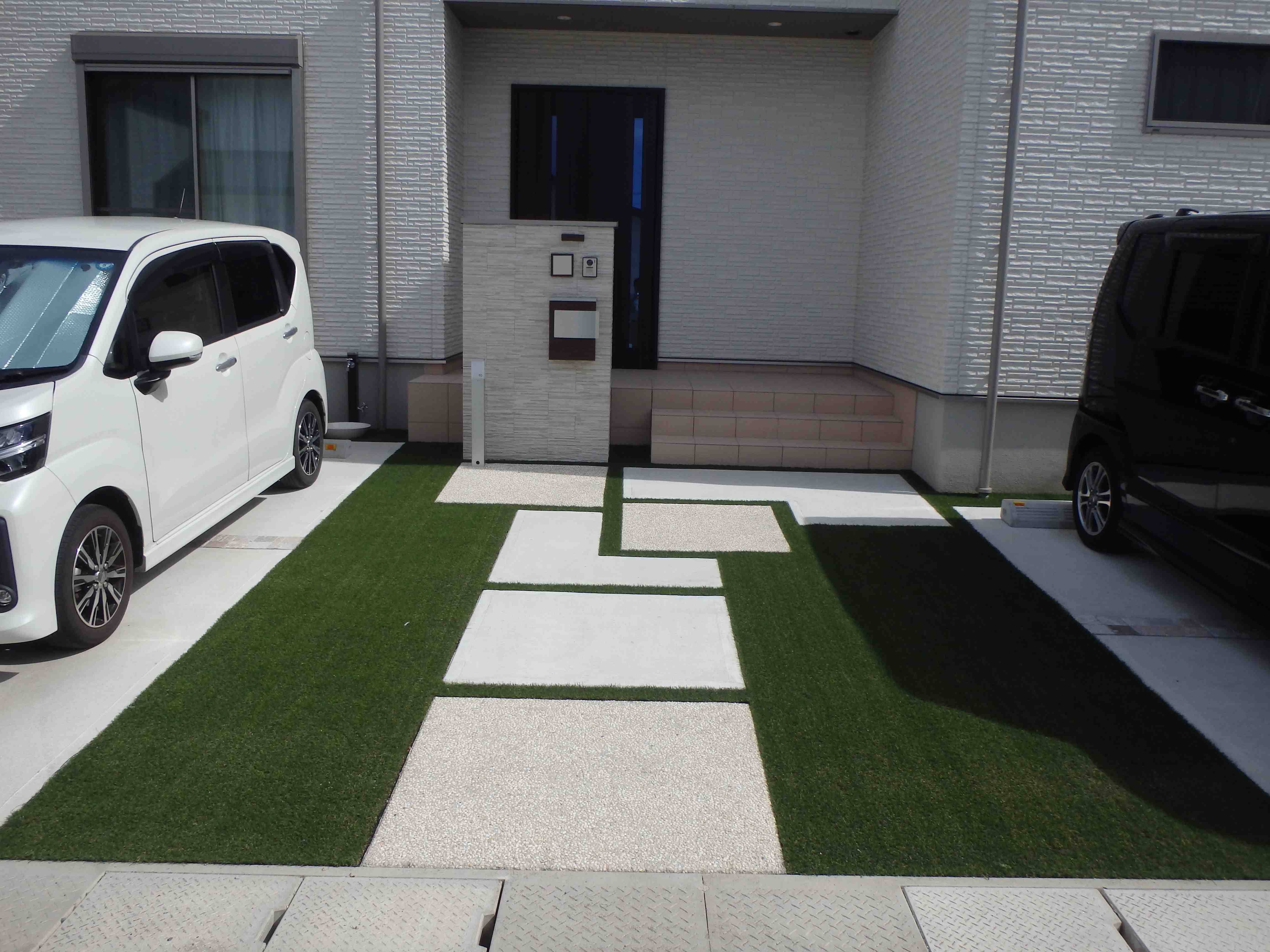 　202　砂利を人工芝に変わりました、白と緑の綺麗なバランスでとてもおしゃれです。