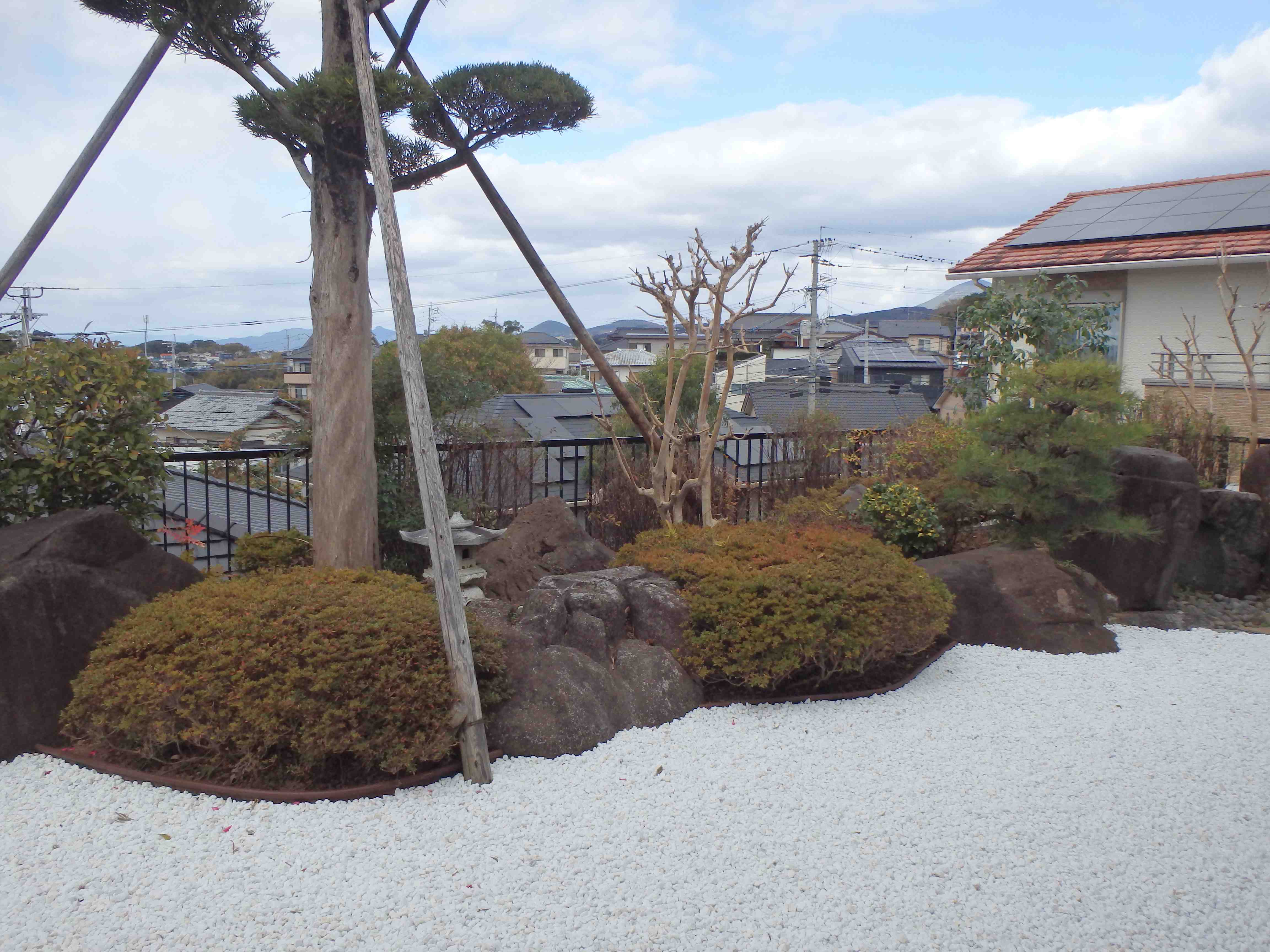 　206　寒水石を敷き詰めました。しまってきれいな日本庭園になりました。