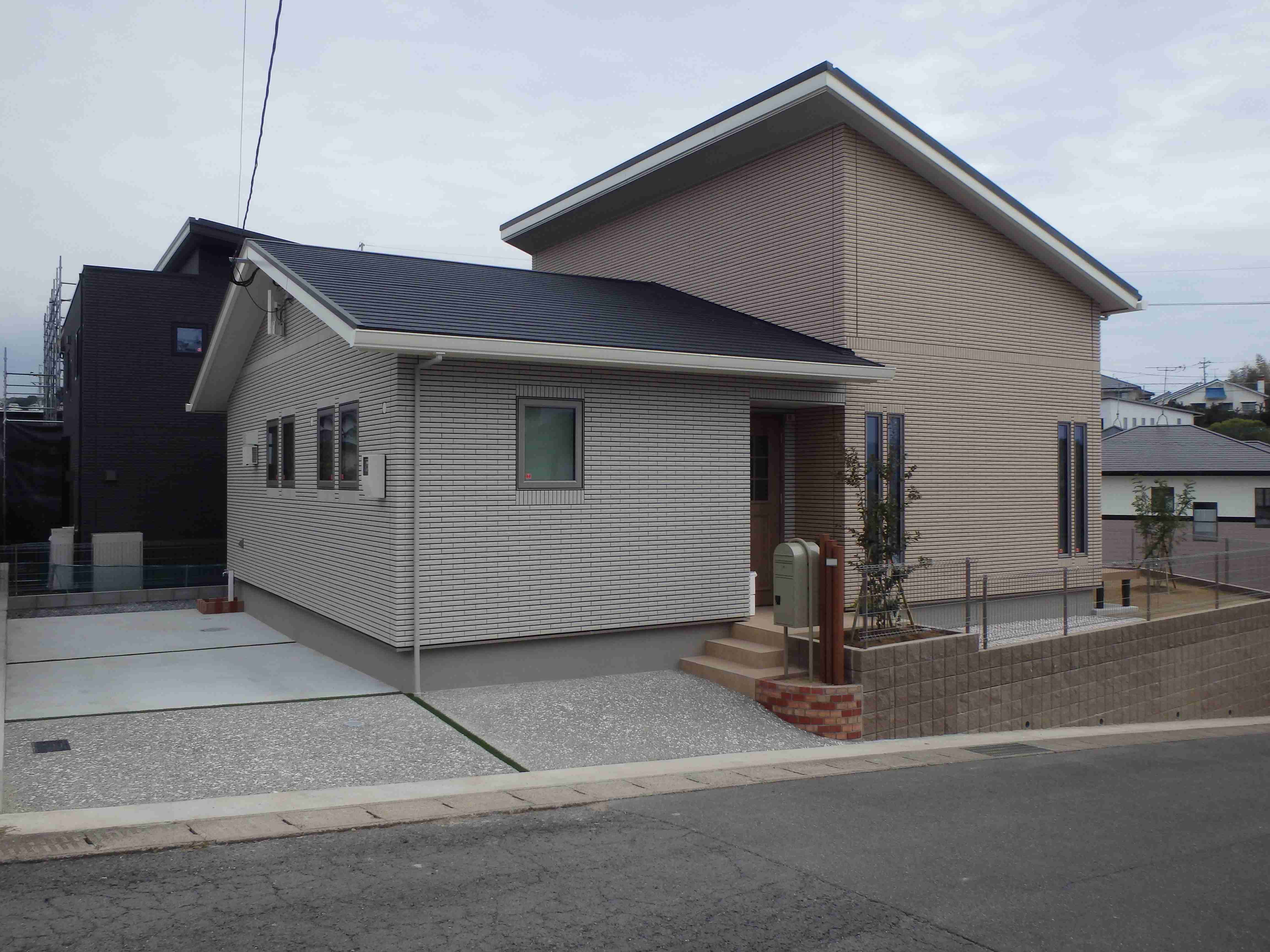 　207 きれいな家周りになりました。玄関口もおしゃれです。