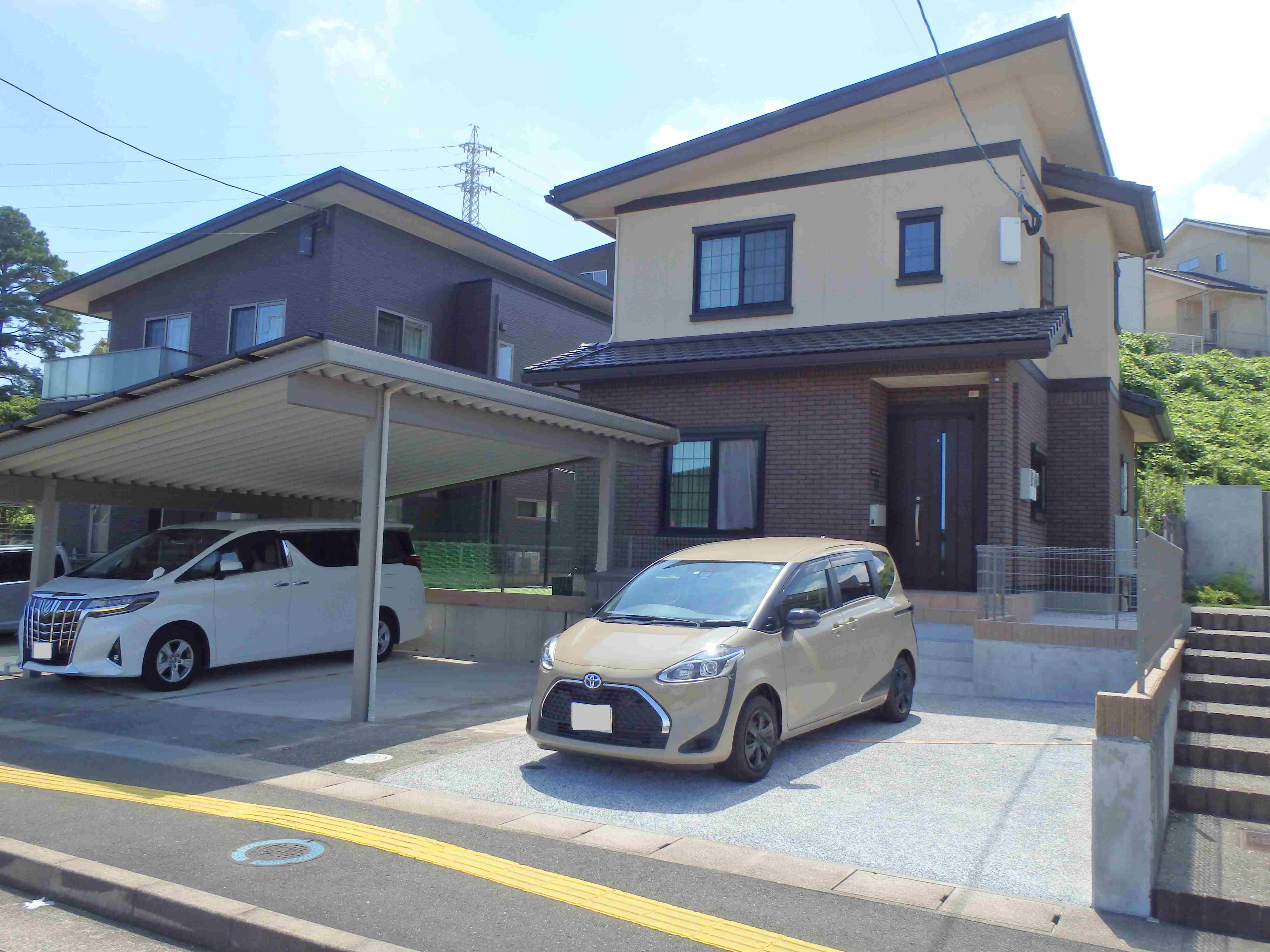 　218　思い切って駐車場をひろげました。見た目も使い勝手もバッチリ。