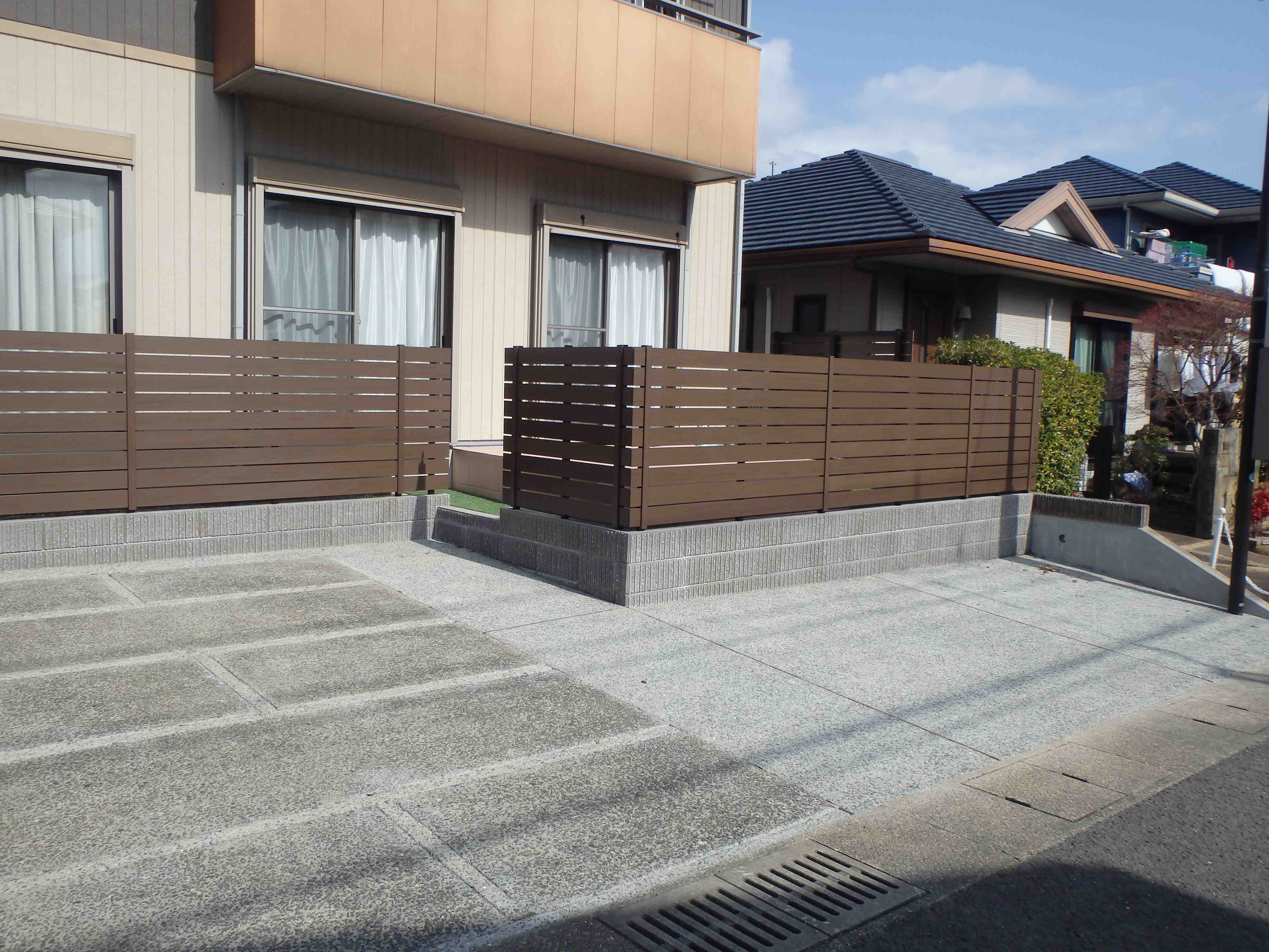 　228　生垣を撤去、駐車スペースを広げフェンスでスッキリ。