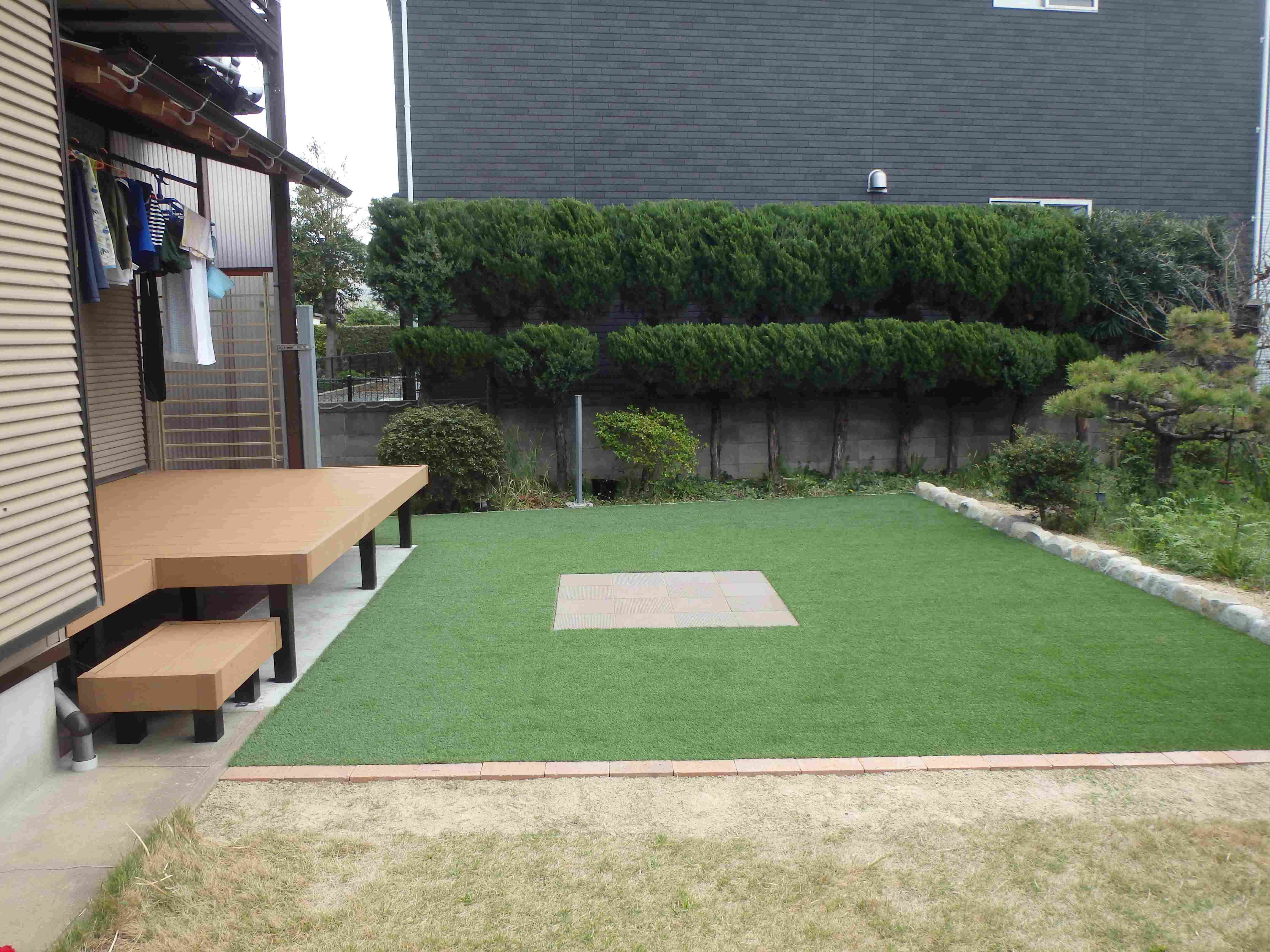 　231　お庭と花壇をはっきり分けてスッキリ、とてもキレイです。