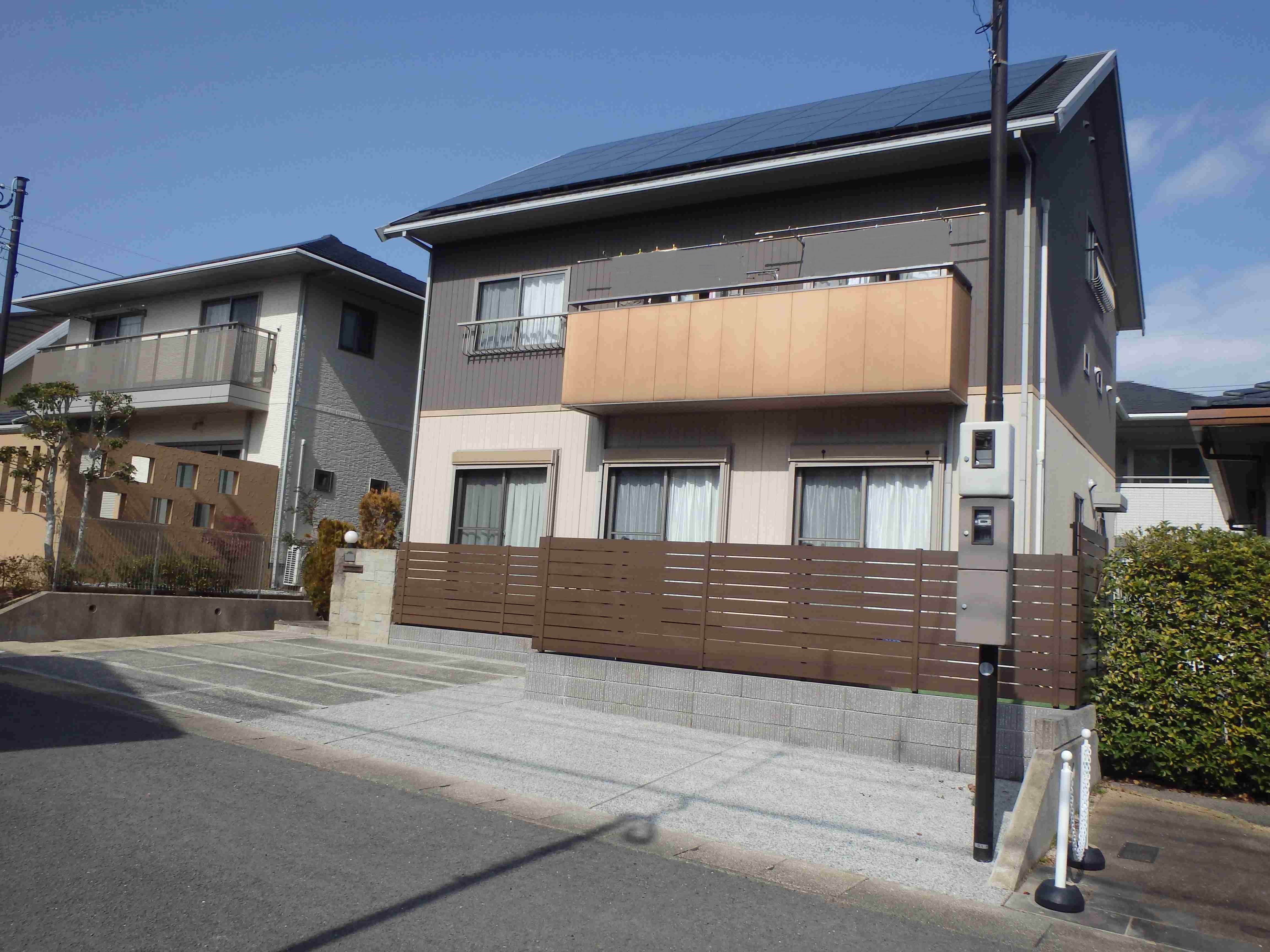 　234　生垣をフェンスにしてスッキリです。手間いらずになりました。窓の半分ほどの高さで十分です。