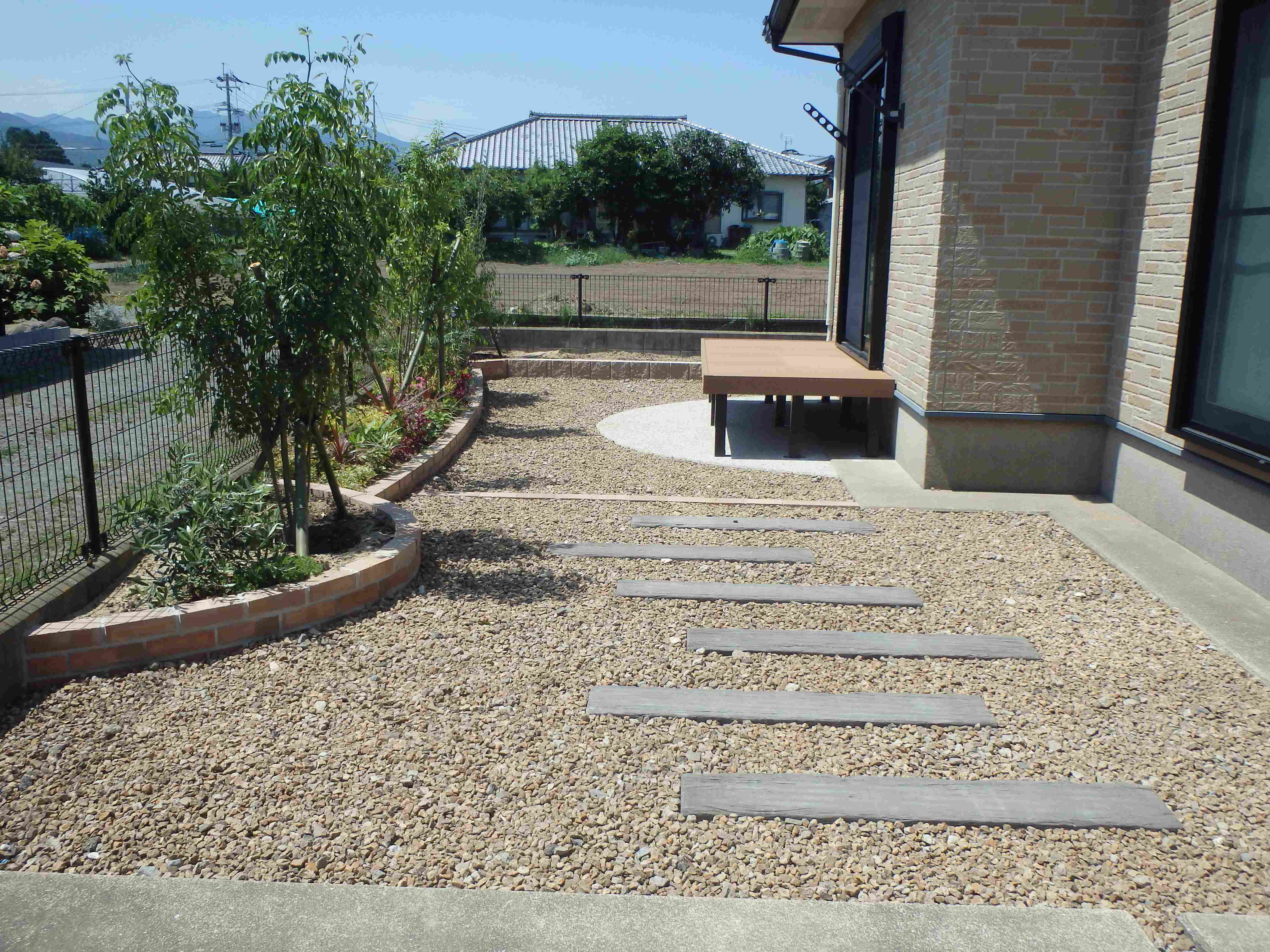 　235　花壇に植えた木や花がどう成長していくか楽しみですね。